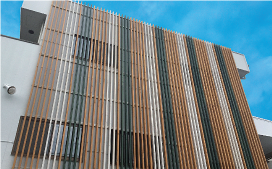 デザインに合わせ色調を変化させたルーバー