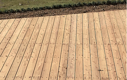 高耐久の赤身材で統一感のあるデッキ