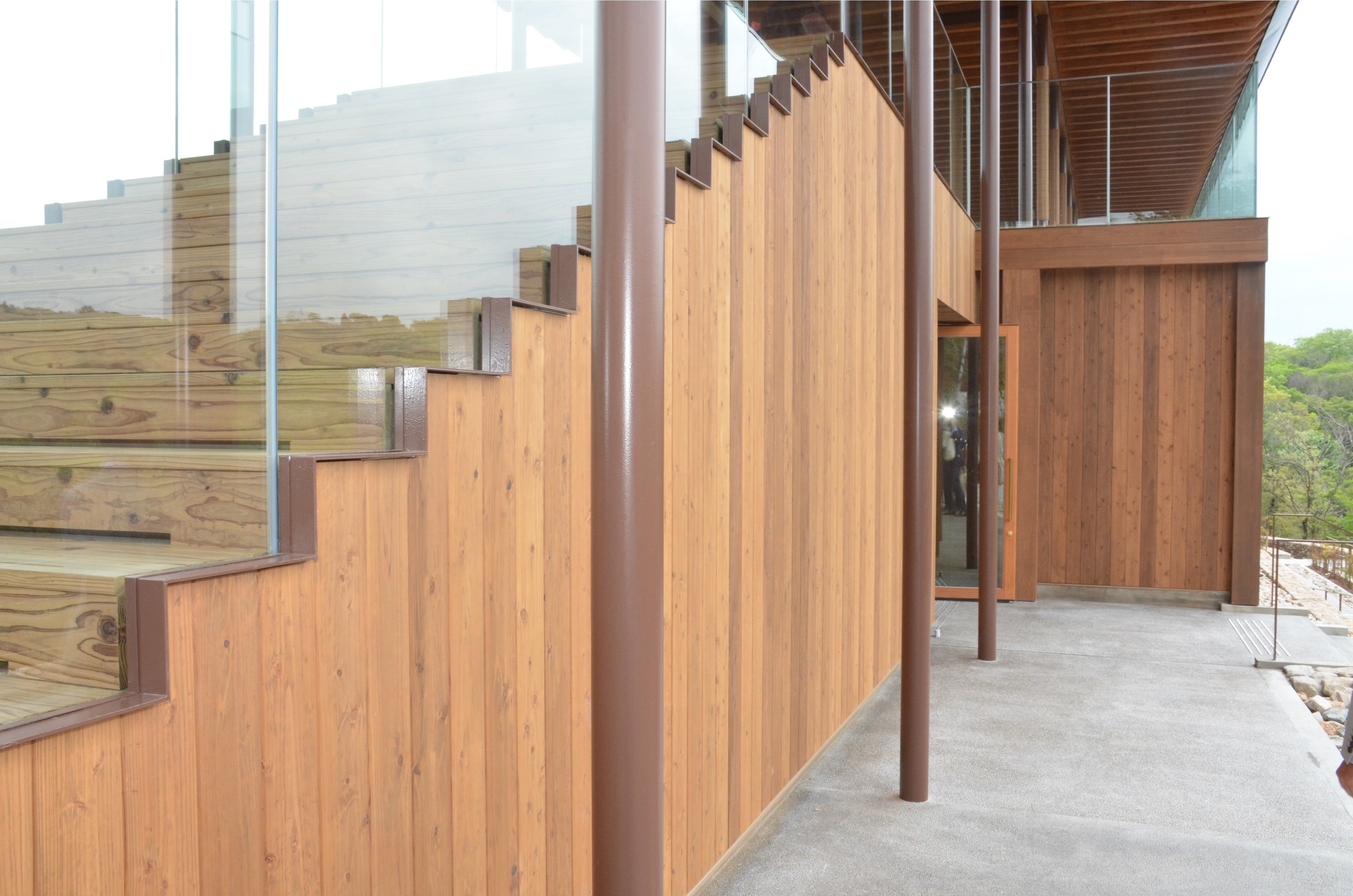 デッキへと続く階段横の外壁の羽目板には、耐久性の 高いObiRED®を採用し、美しい木目を露出させた