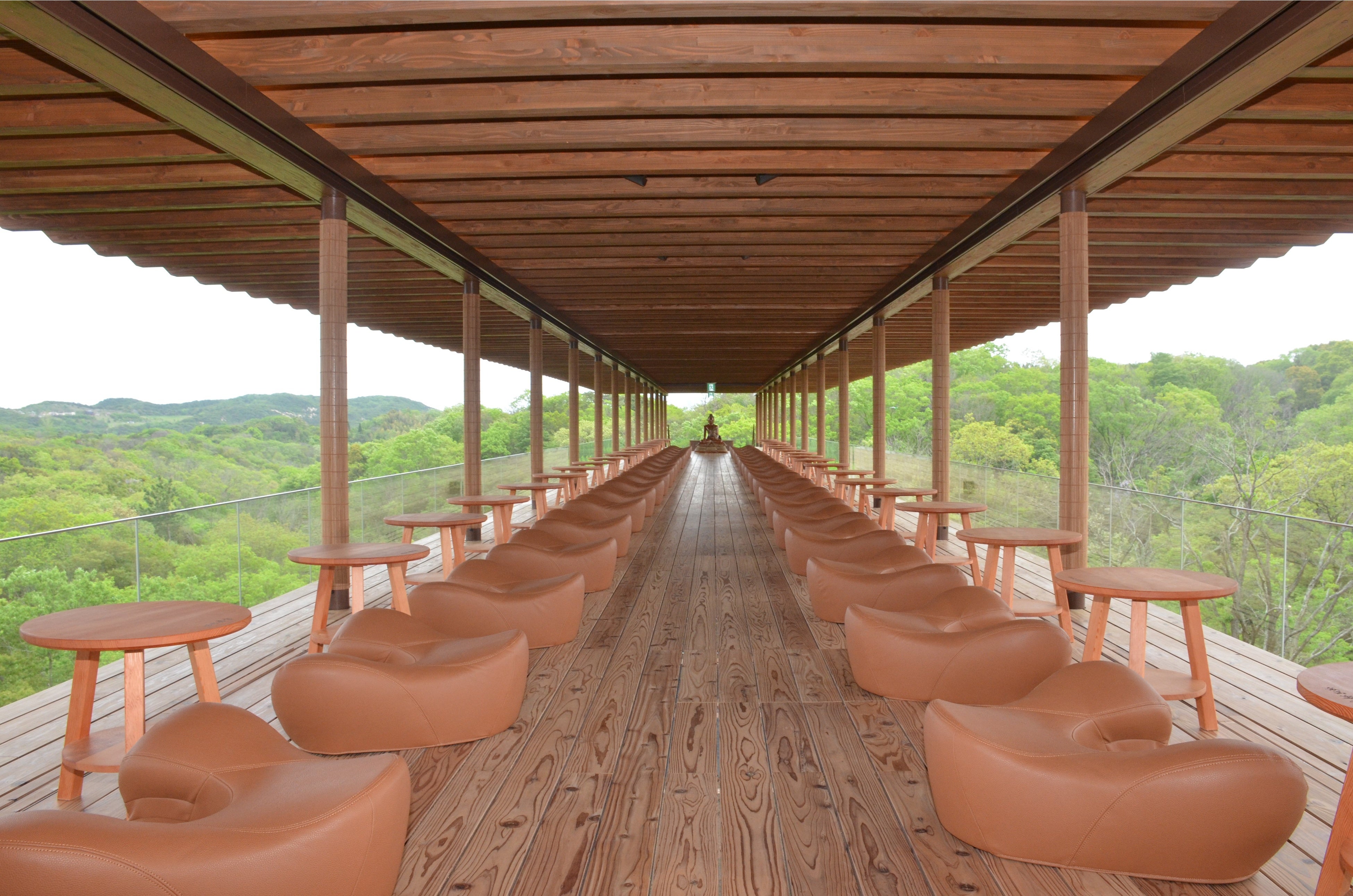 ObiRED®とGywood®を組み合わせたウッドデッキは、木 の質感を肌で感じることができる