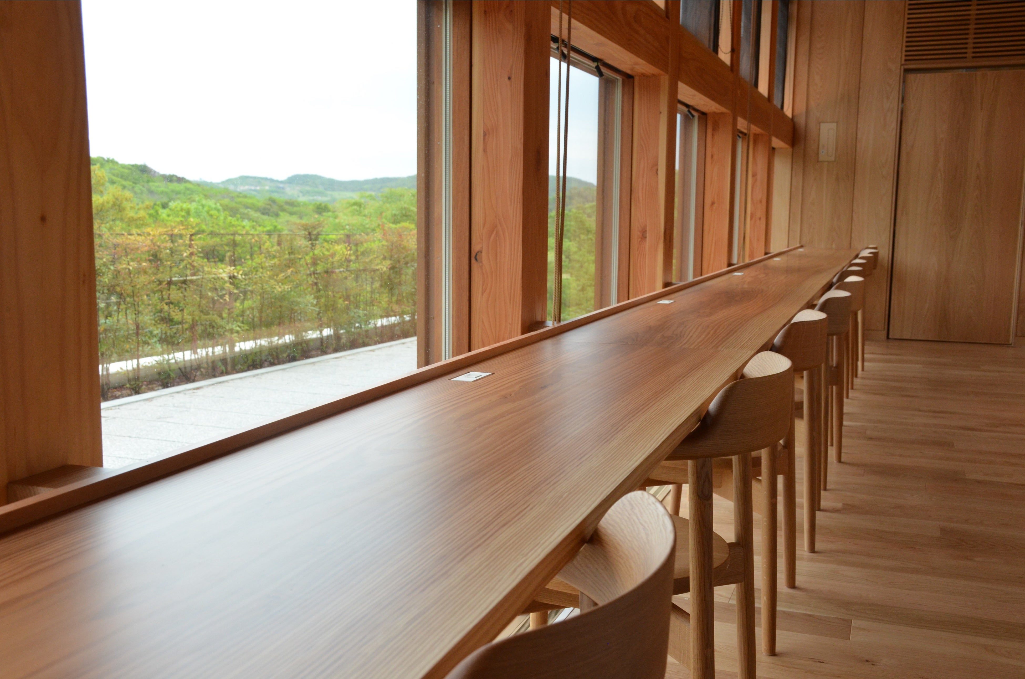 Gywood®をテーブルに使用したレストランは、木の温か みや安らぎが感じられる空間を演出