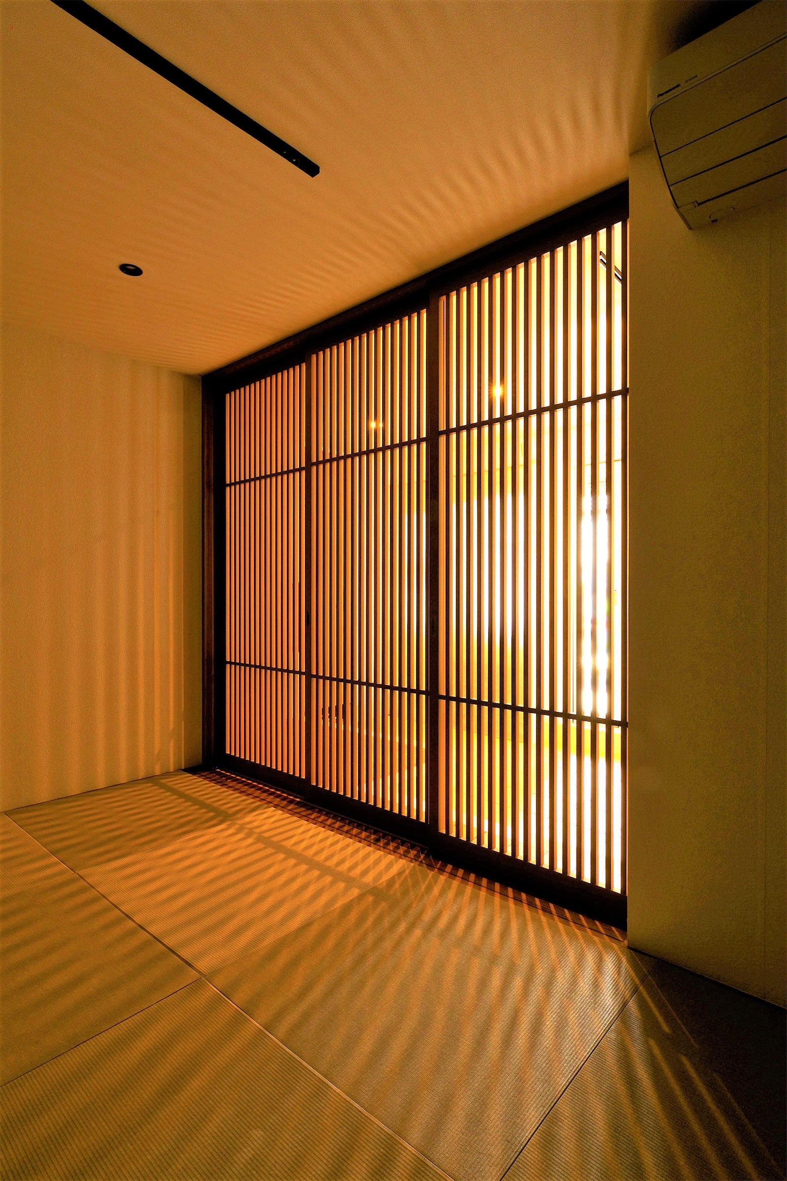 空格子の扉からこぼれる部屋の 明かりは、趣きが感じられる