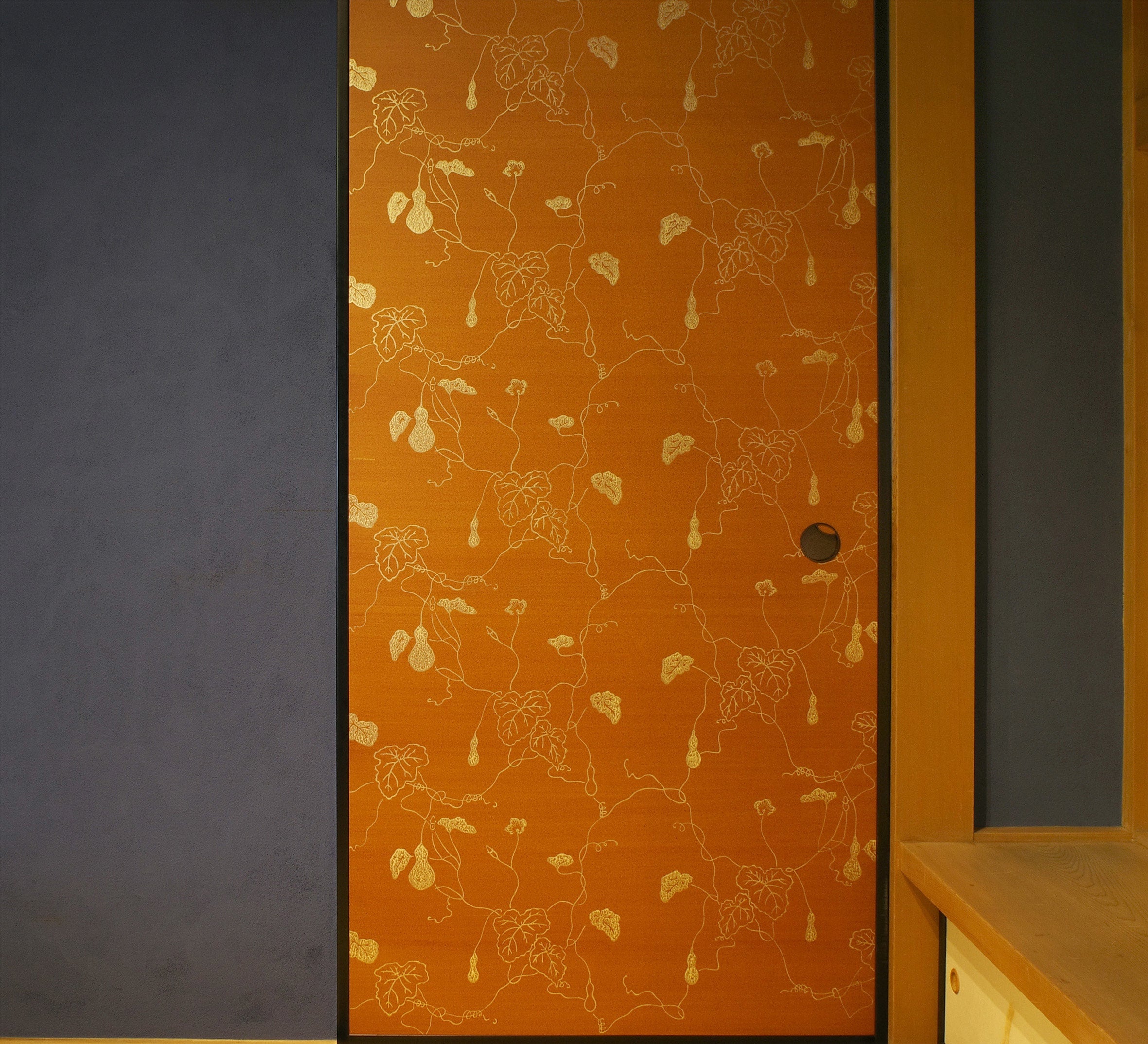 江戸唐紙貼りの戸襖は、空間に彩りを与える