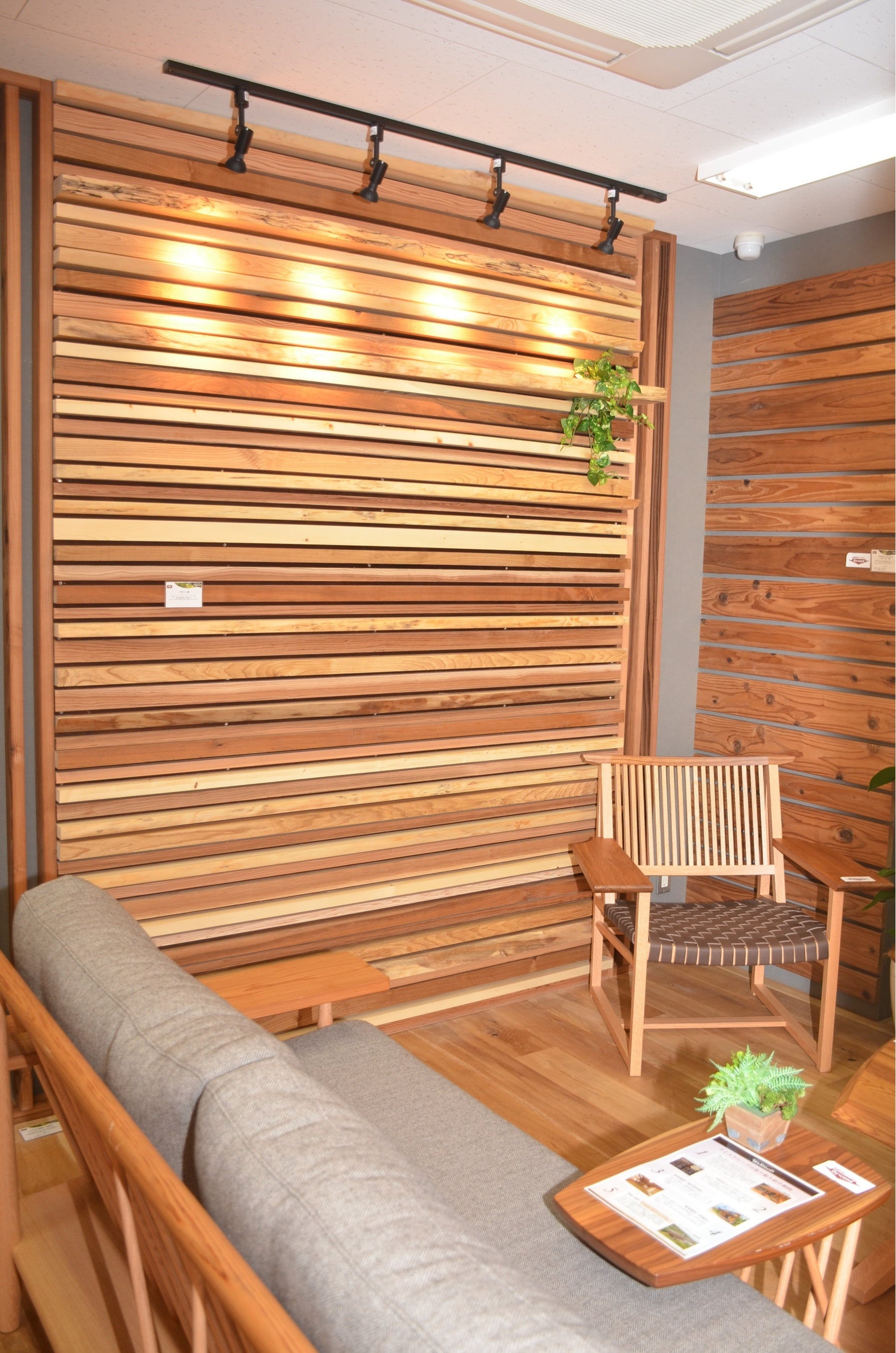 柏木工㈱様とのコラボレーション家具や木のアクセントウォール