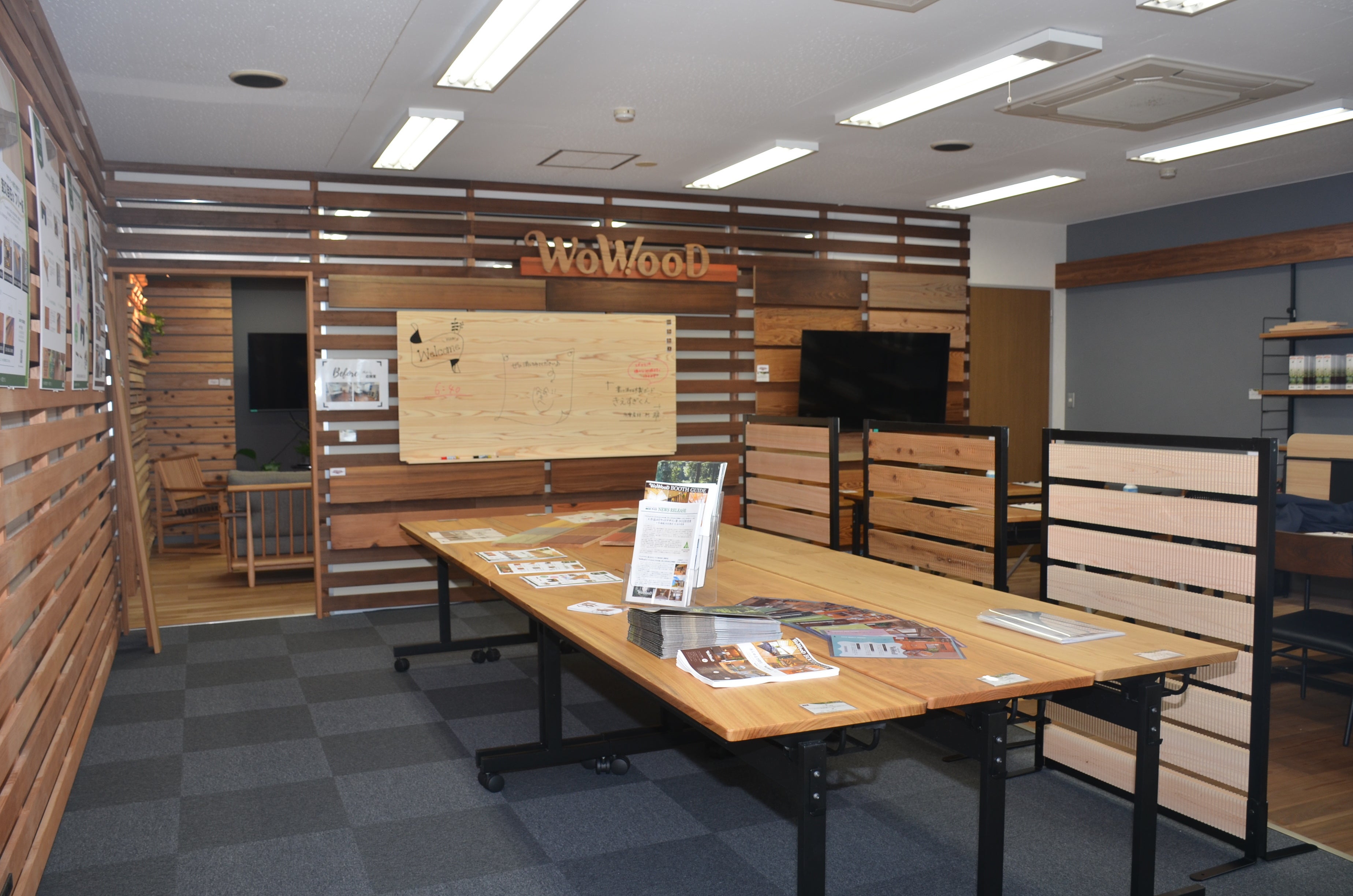 執務スペースを想定した空間では、オリジナル木材製品「Ｇｙｗｏｏｄ®」「ОｂｉＲＥＤ®」や国産広葉樹等、木材の種類による違いが体感できる