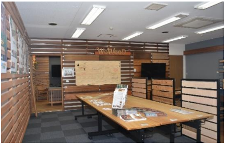 執務スペースを想定した空間では、オリジナル木材製品「Ｇｙｗｏｏｄ®」「ОｂｉＲＥＤ®」や国産広葉樹等、木材の種類による違いが体感できる