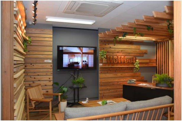 応接室をイメージした木質空間。壁面材や天井、デスクなど、随所に木材を使用し、木の温かみが感じられる空間を演出