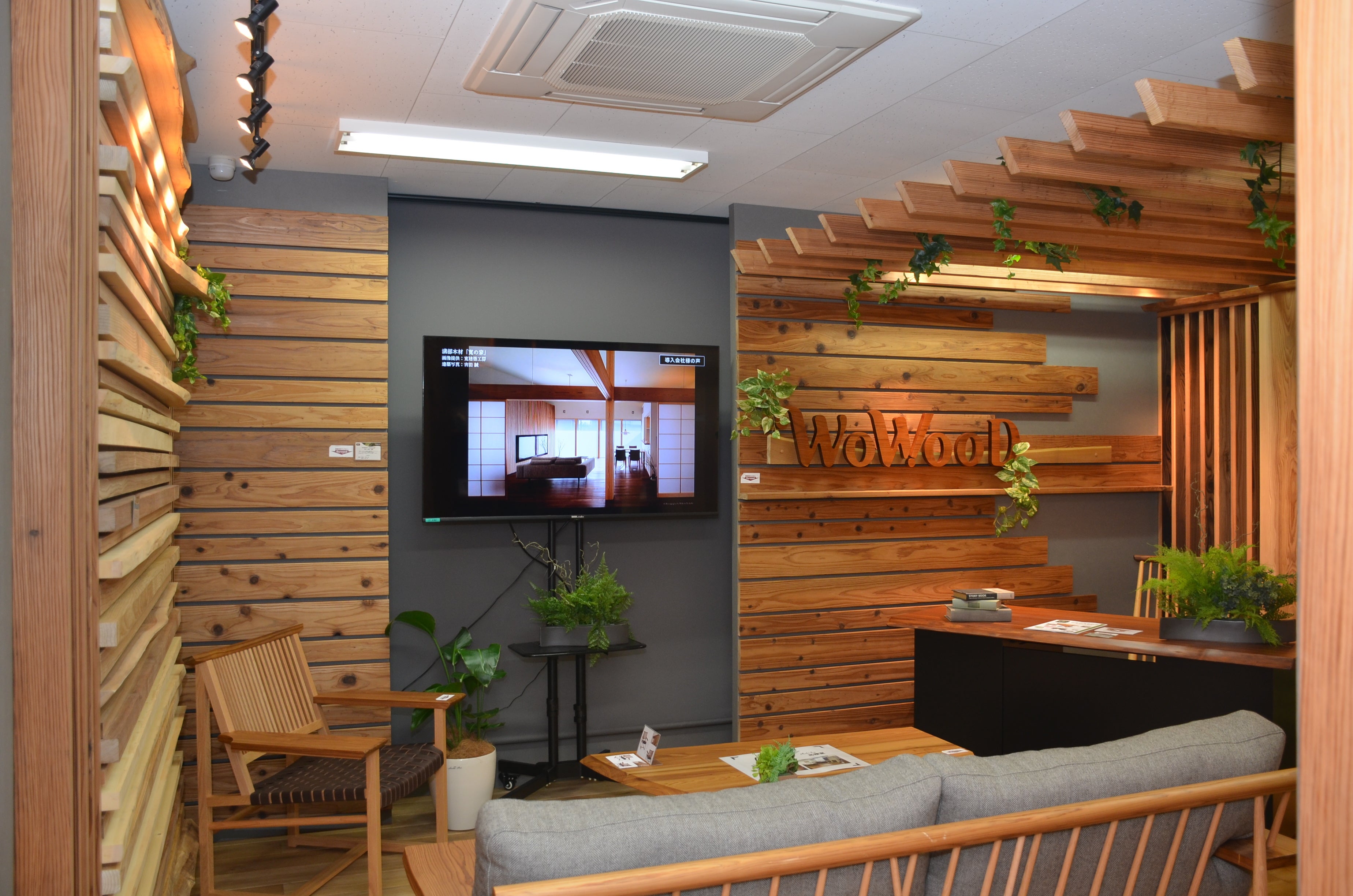 応接室をイメージした木質空間。壁面材や天井、デスクなど、随所に木材を使用し、木の温かみが感じられる空間を演出
