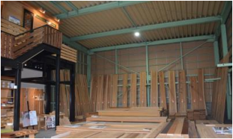 多様な木材をサイズ別で展示