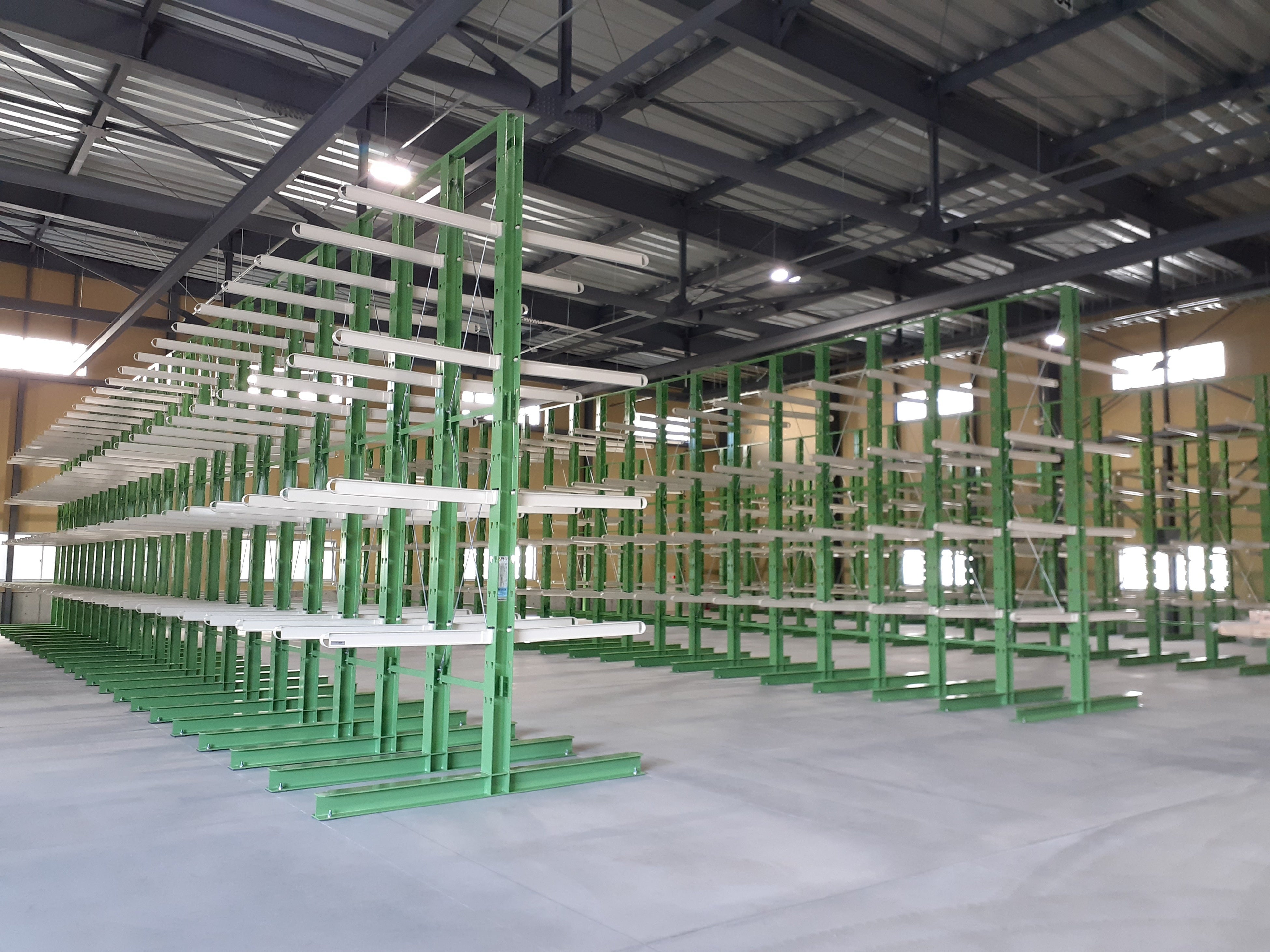 新設倉庫内にある、木材をアイテム別に保管するラック