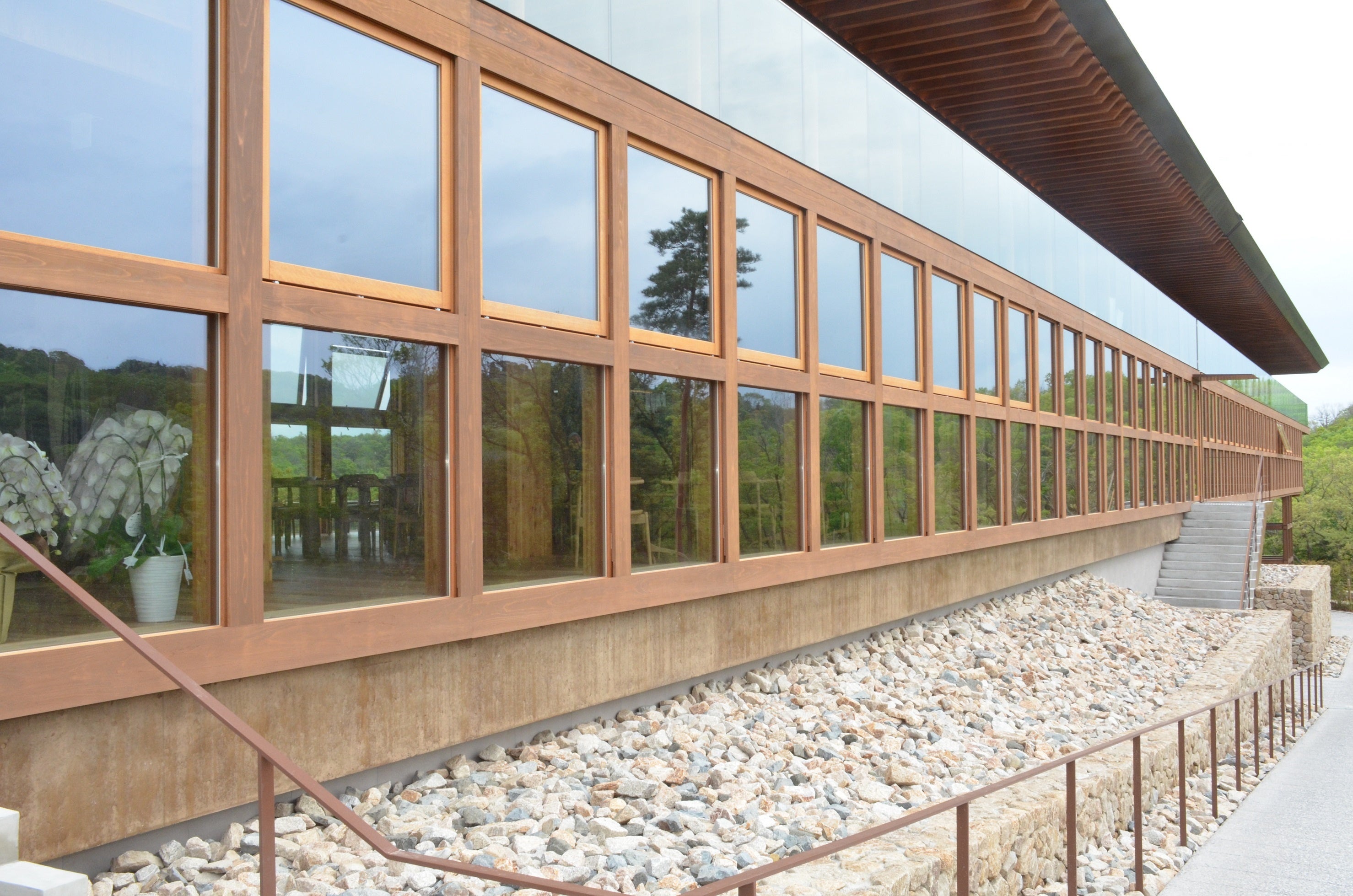 客室窓枠には節の少ない飫肥杉を使用