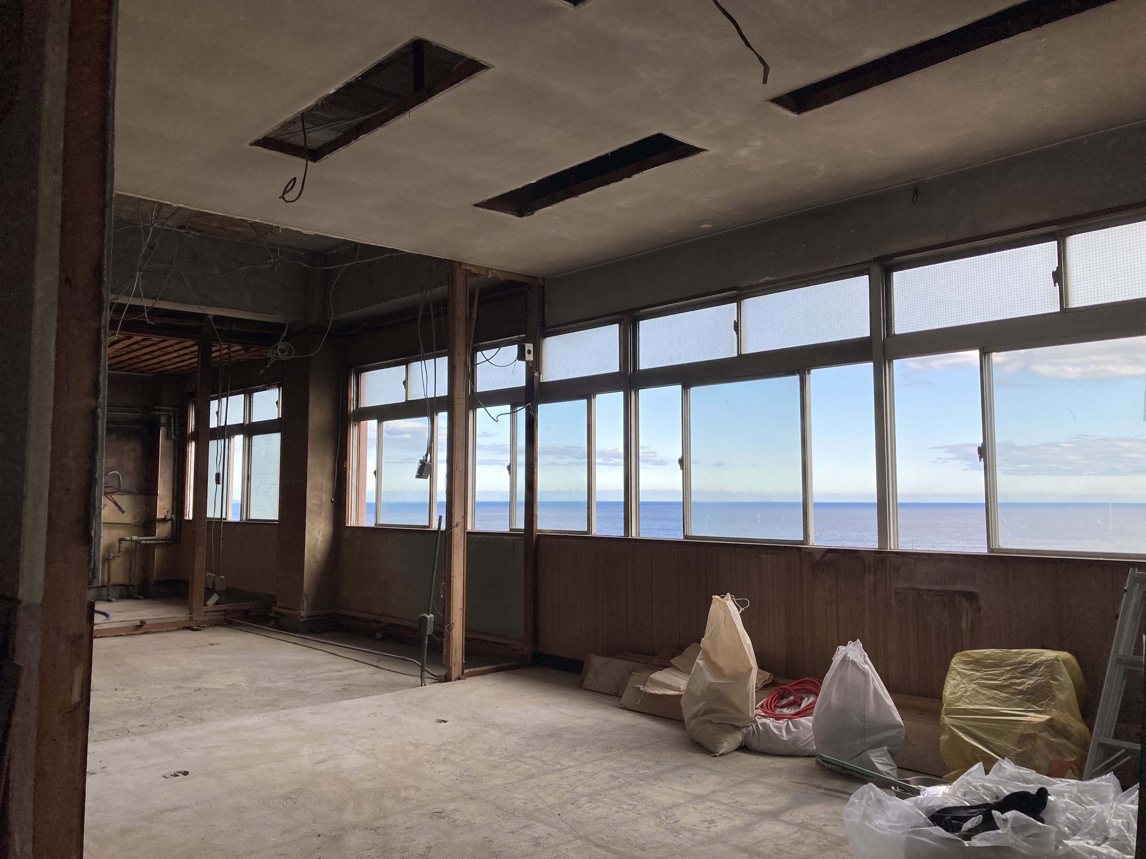 浜会館4階の絶景の空きスペースにカフェを開設予定