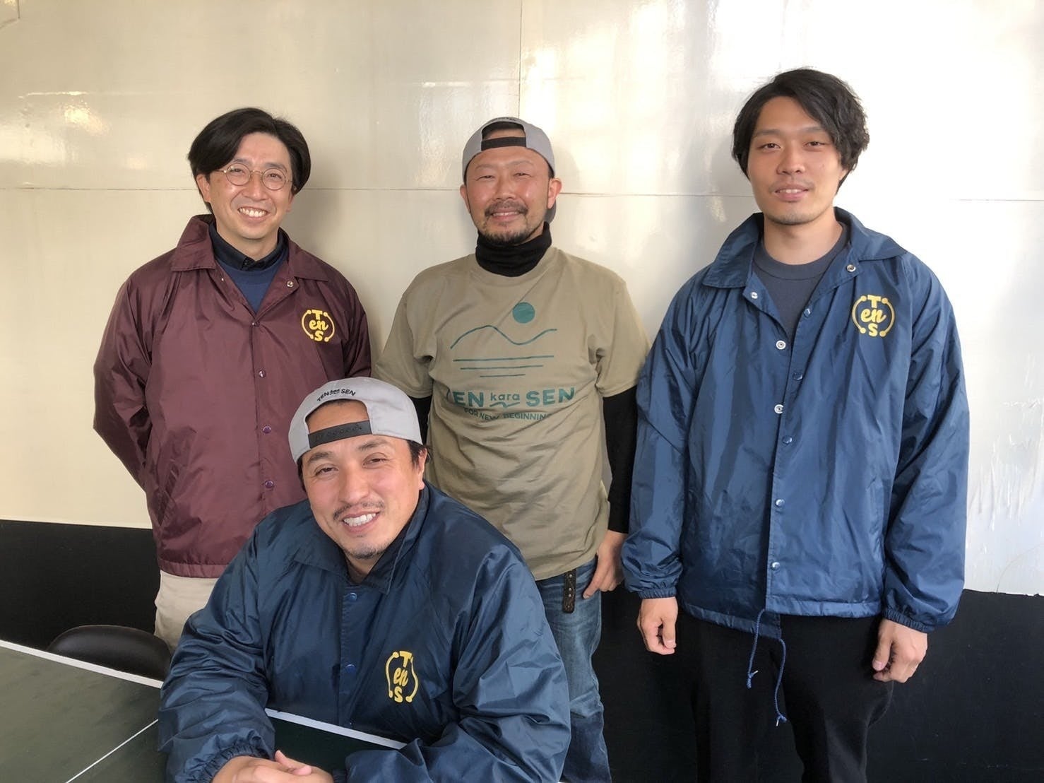 代表の高橋（前方）とメンバーら