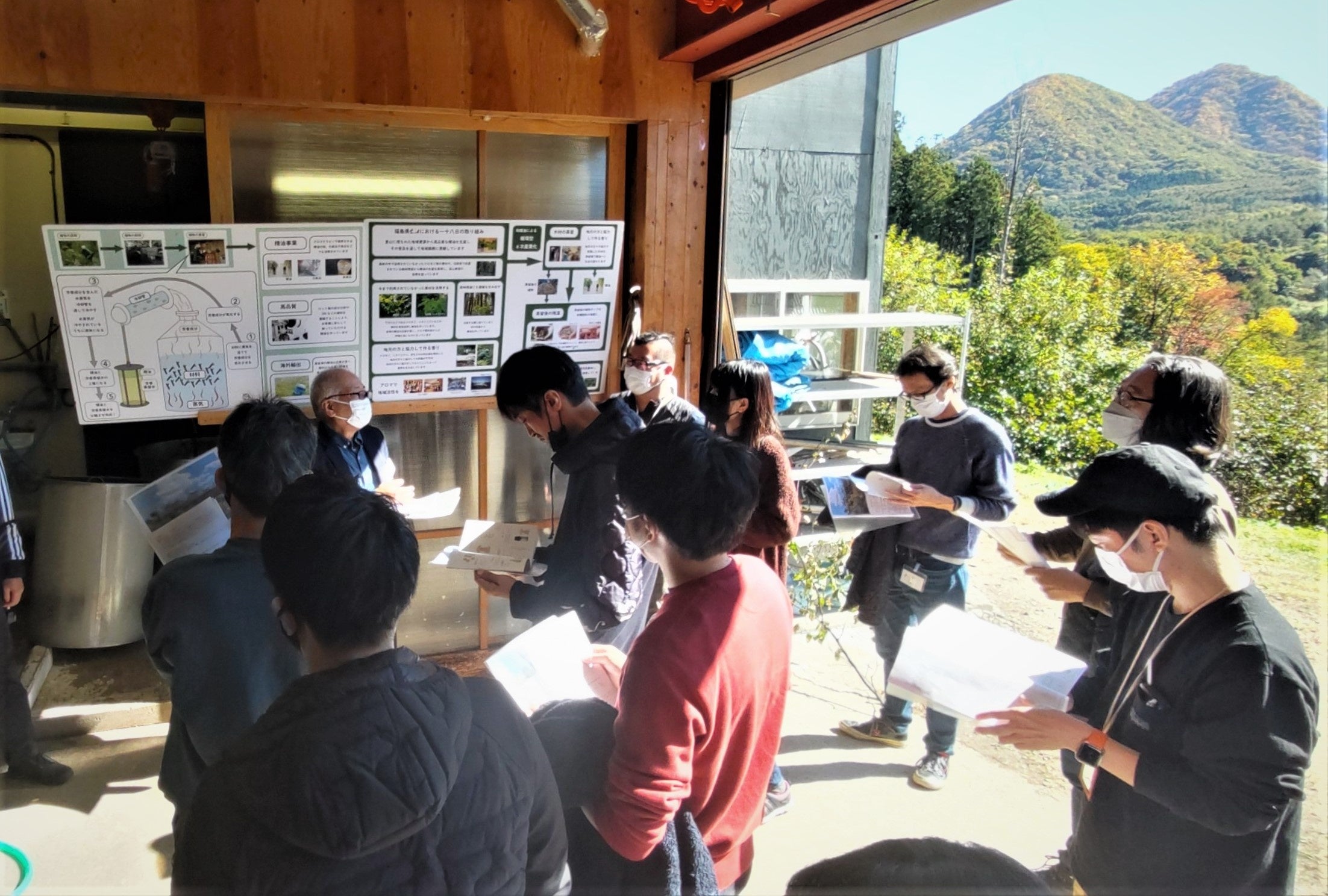 低木クロモジの精油の蒸留所を見学