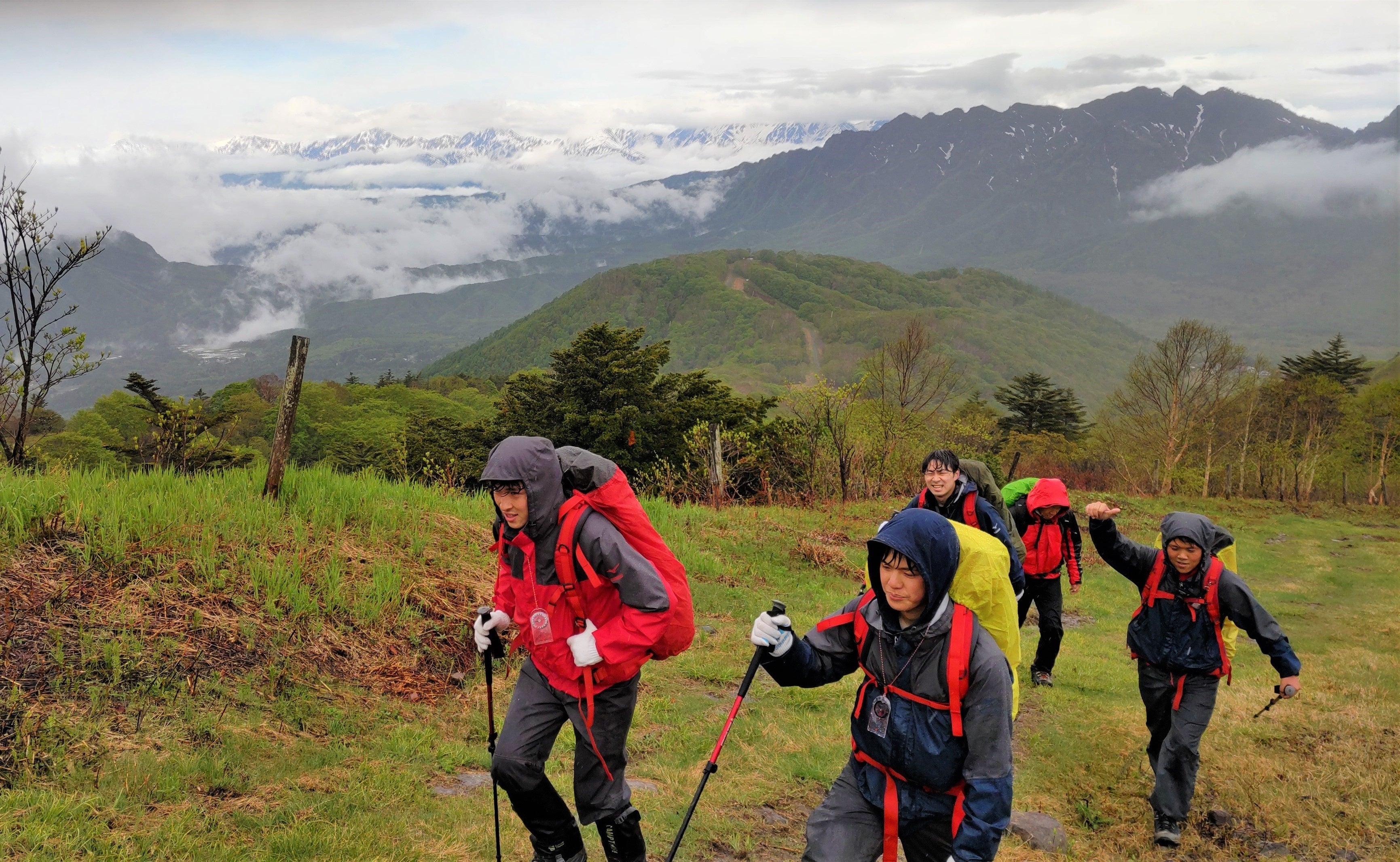 飯縄山（長野l市）の登山に挑戦＝22年5月、高沢産業様の研修