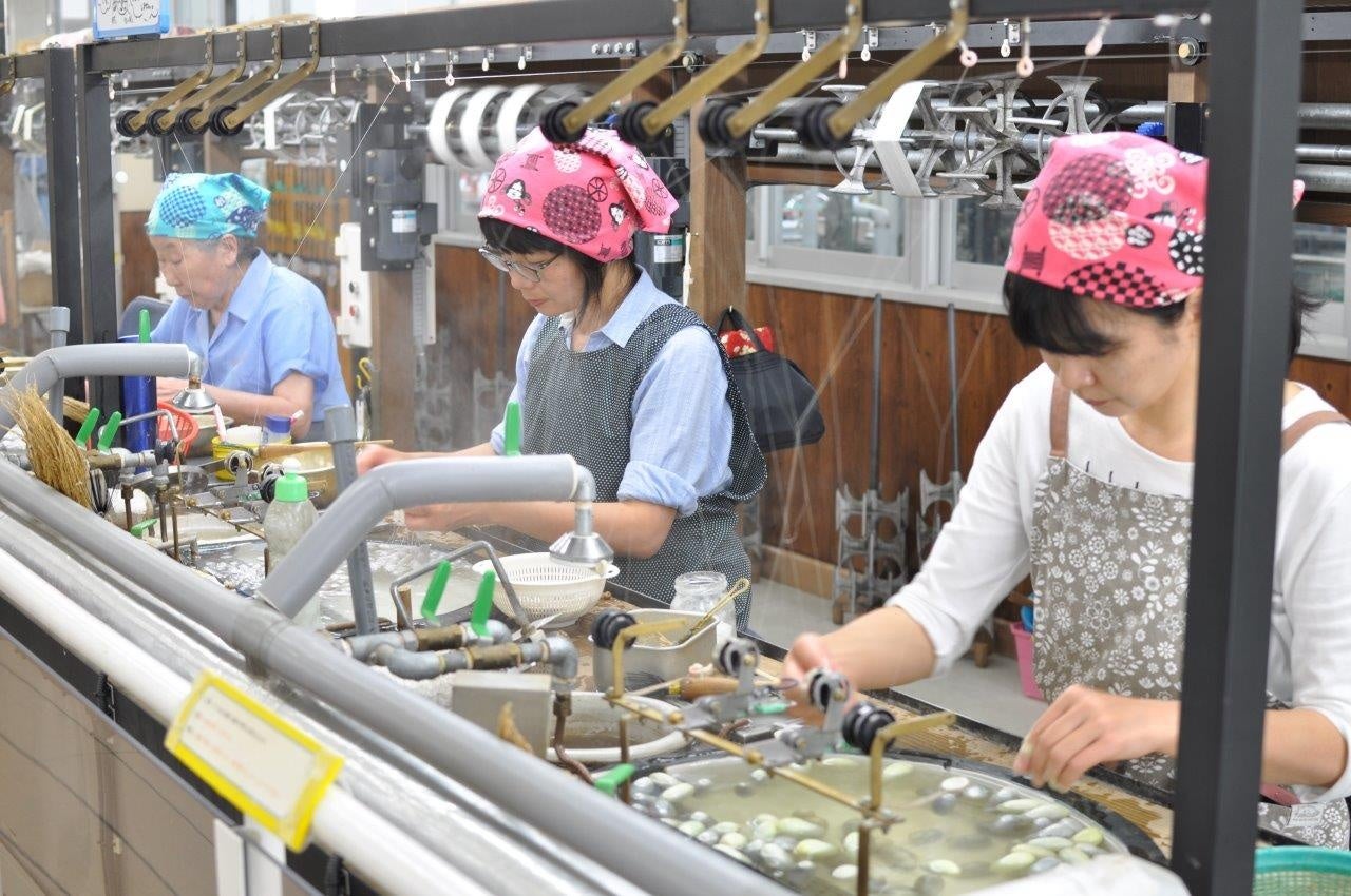 宮坂製糸所（岡谷蚕糸博物館内）の糸繰りの様子