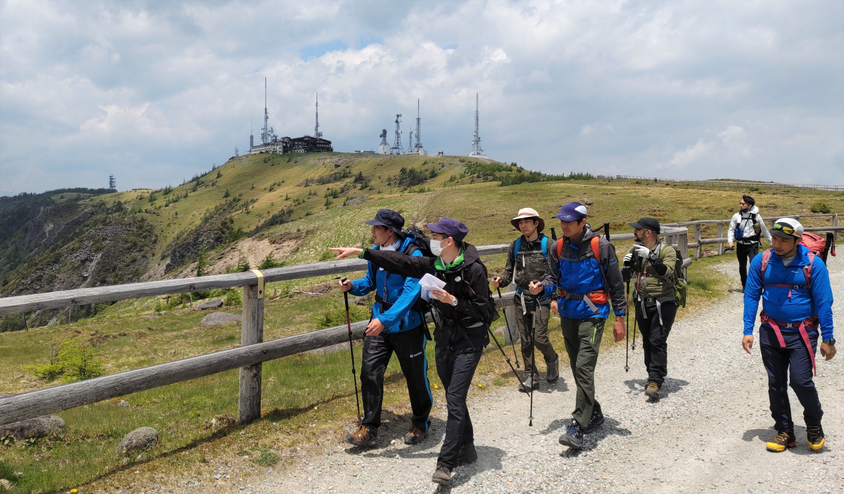 複数の企業から受講者が参加する「異業種参加編」＝6月、松本市美ケ原