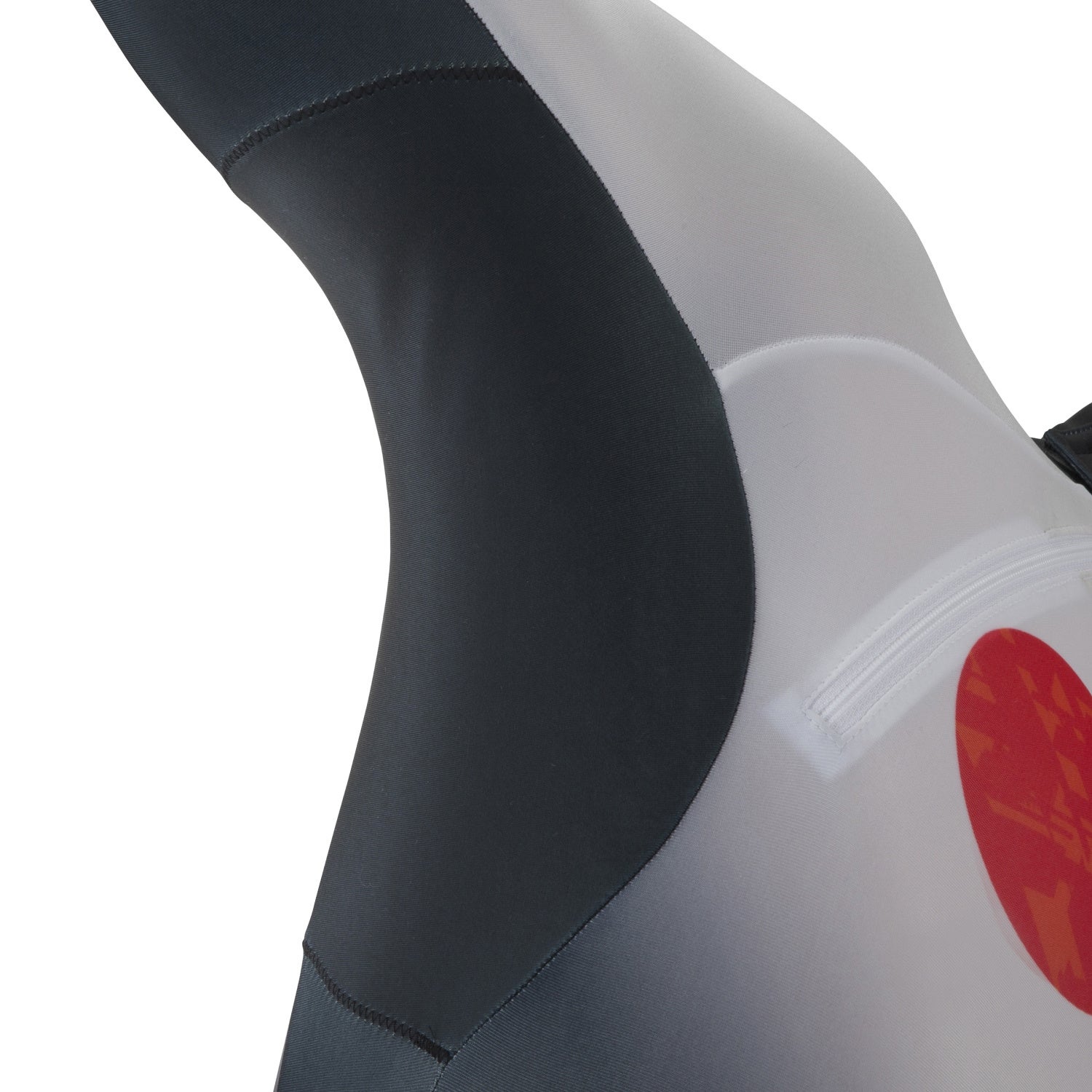 耐切創（カットレジスタンス）生地を配置した脇下部分