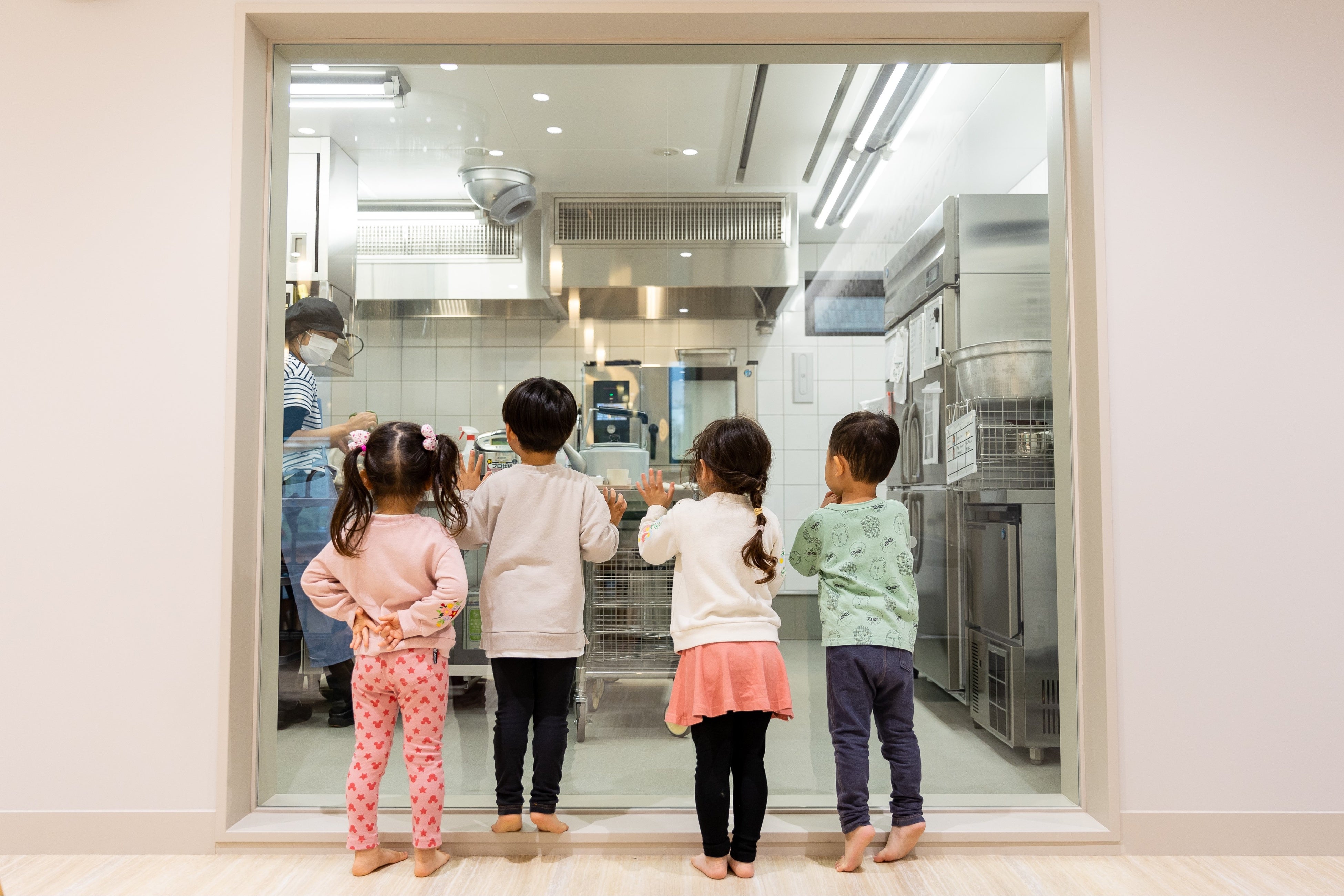 全園ガラス張りのキッチン。食を五感で感じられるよう工夫しています