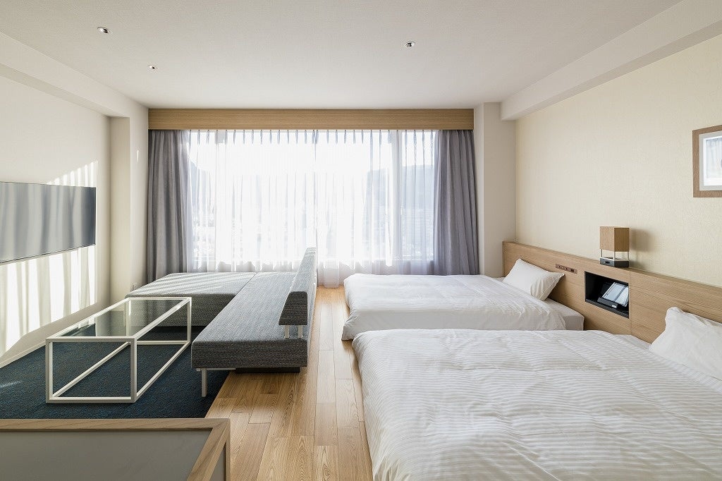 和のぬくもりを感じられる落ち着いたデザインの客室(©︎Anna Nagai )