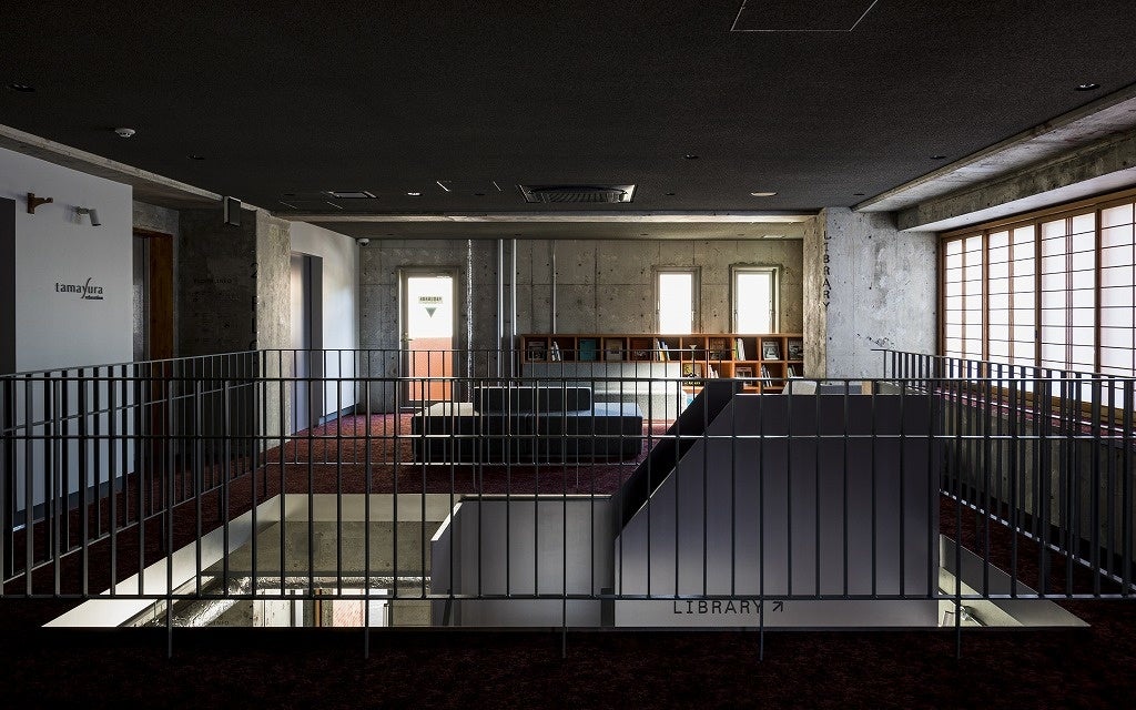 宿泊者は誰でも使える二階ライブラリースペース(©︎Anna Nagai )