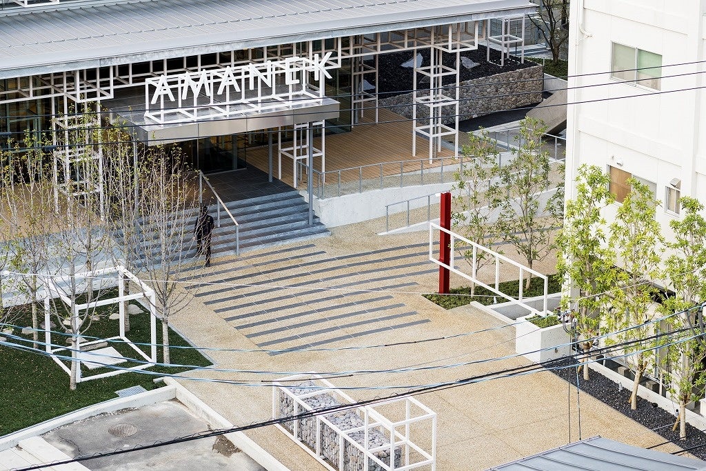 南北に通り抜けできるエントランスホール(©︎Anna Nagai )