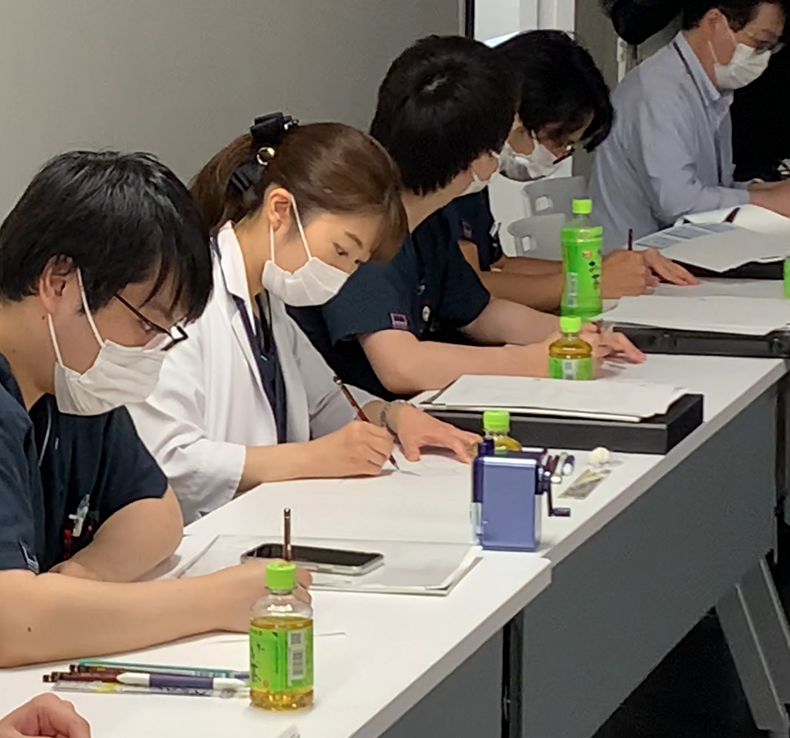 集中して描画を続ける先生方