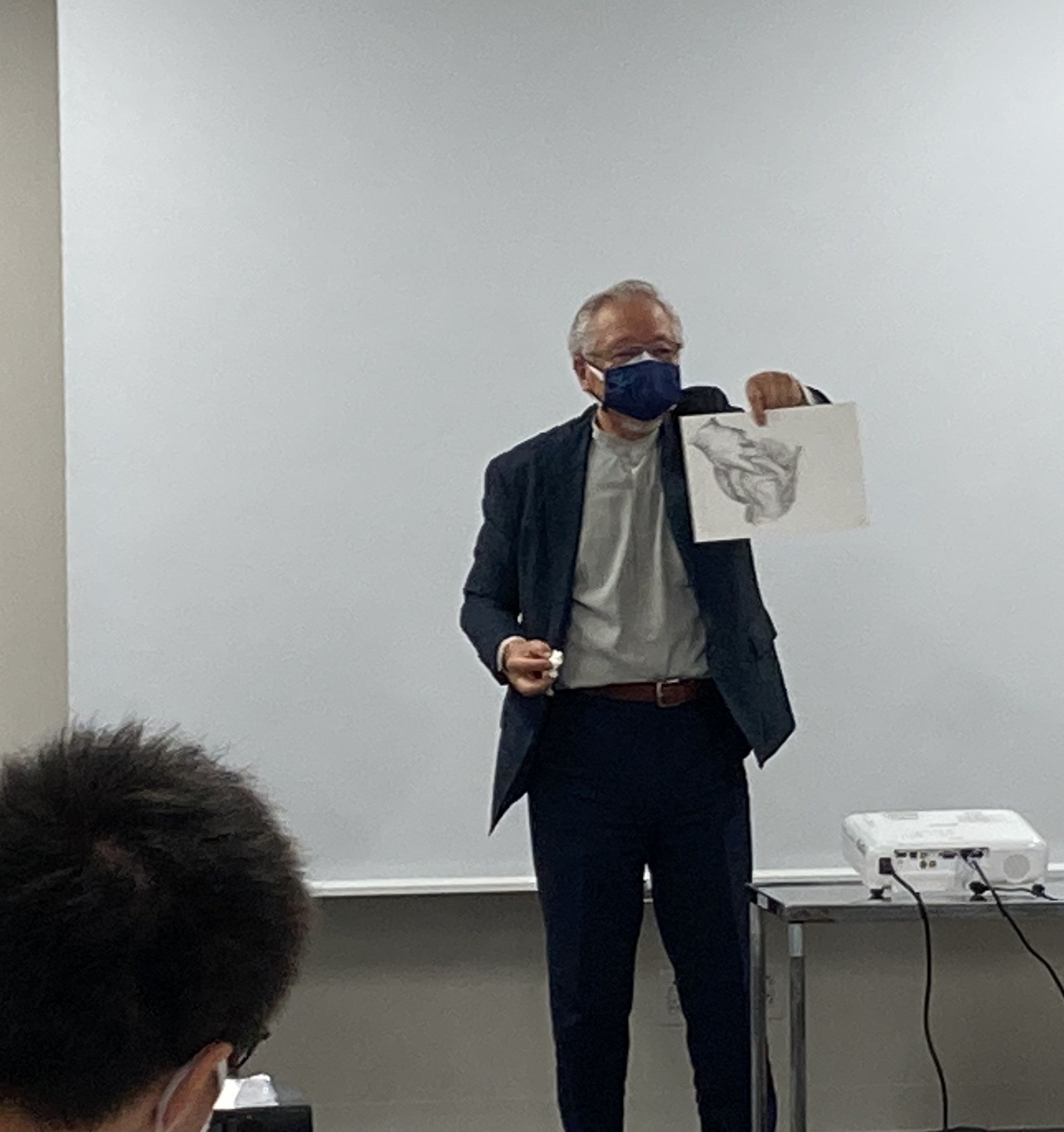 自身の作品を見せながら講義