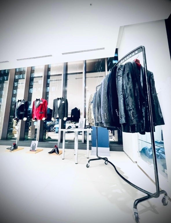 広々とした空間に最高級のタキシードが集結