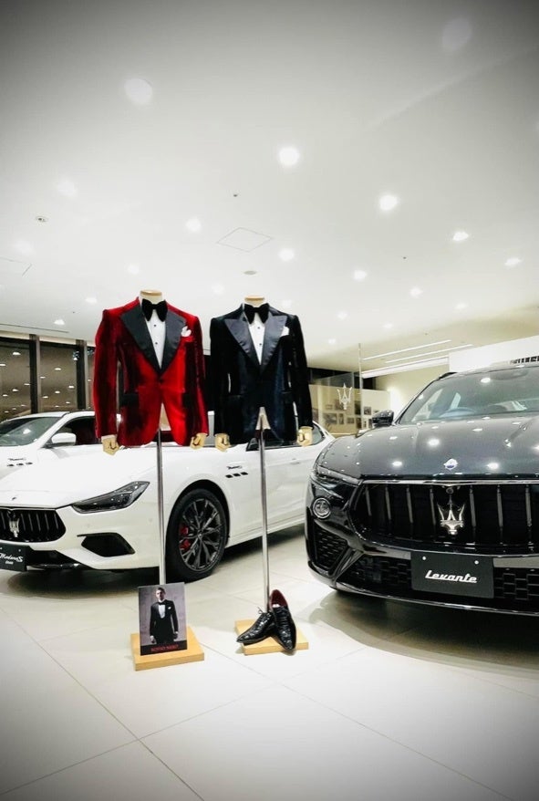 イタリア高級車に映える、レッドとブラックのコントラスト