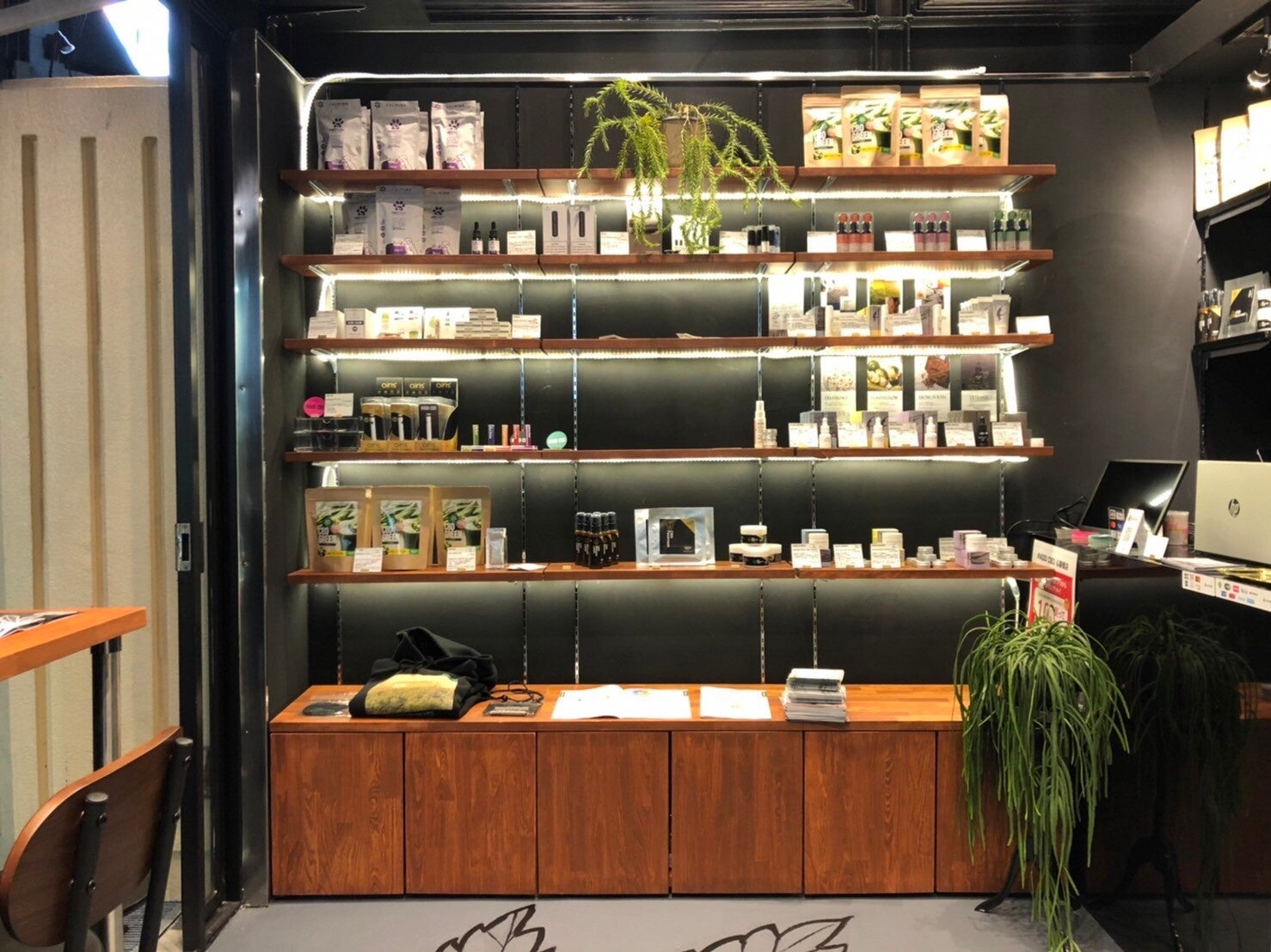 国内外10社以上のCBDブランドだけでなく、自社製品も取り扱い。あなたに合ったCBDアイテムをオススメします！