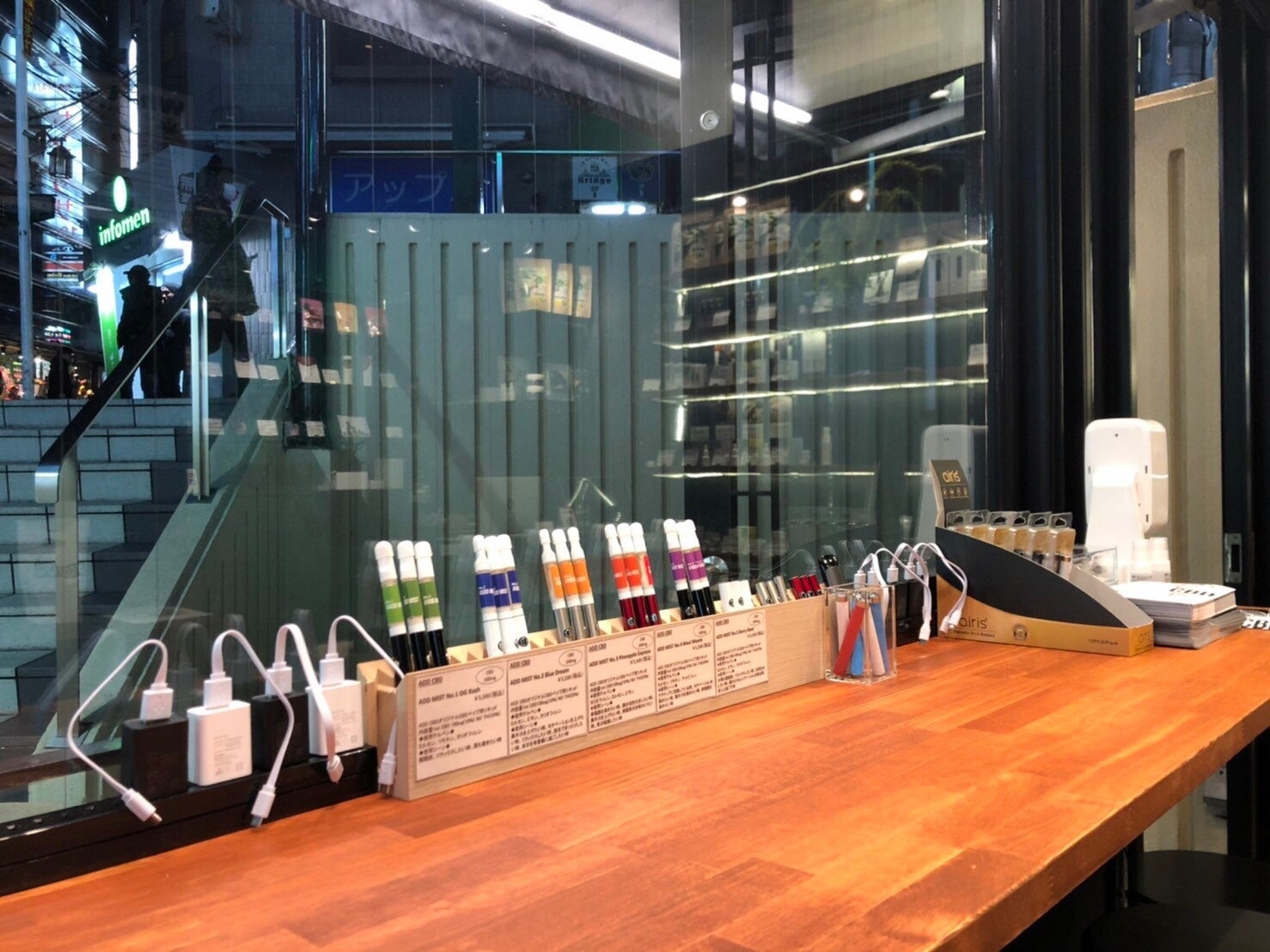 ベイプをお試しいただけるスペースも設けています