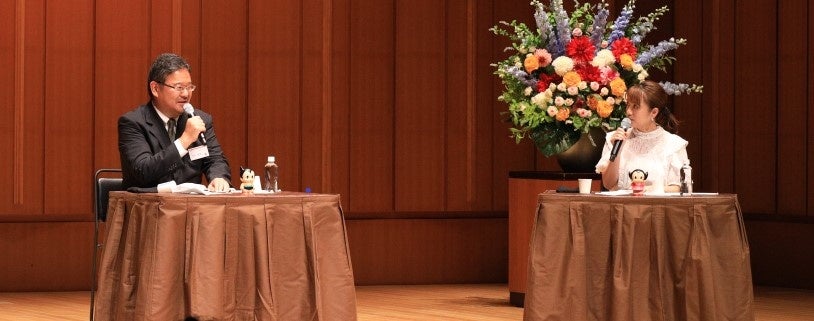 トークイベントで語り合う井上威朗編集長（左）と高橋みなみさん