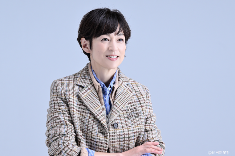 ミュウミュウの服に身を包んだ鈴木保奈美さん＝撮影・篠塚ようこ スタイリング・犬走比佐乃、ヘアメーク・福沢京子　©朝日新聞社