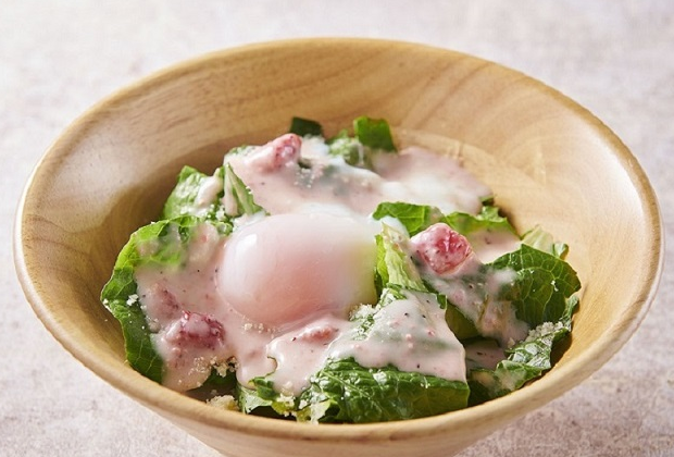 苺のピンクシーザーサラダ