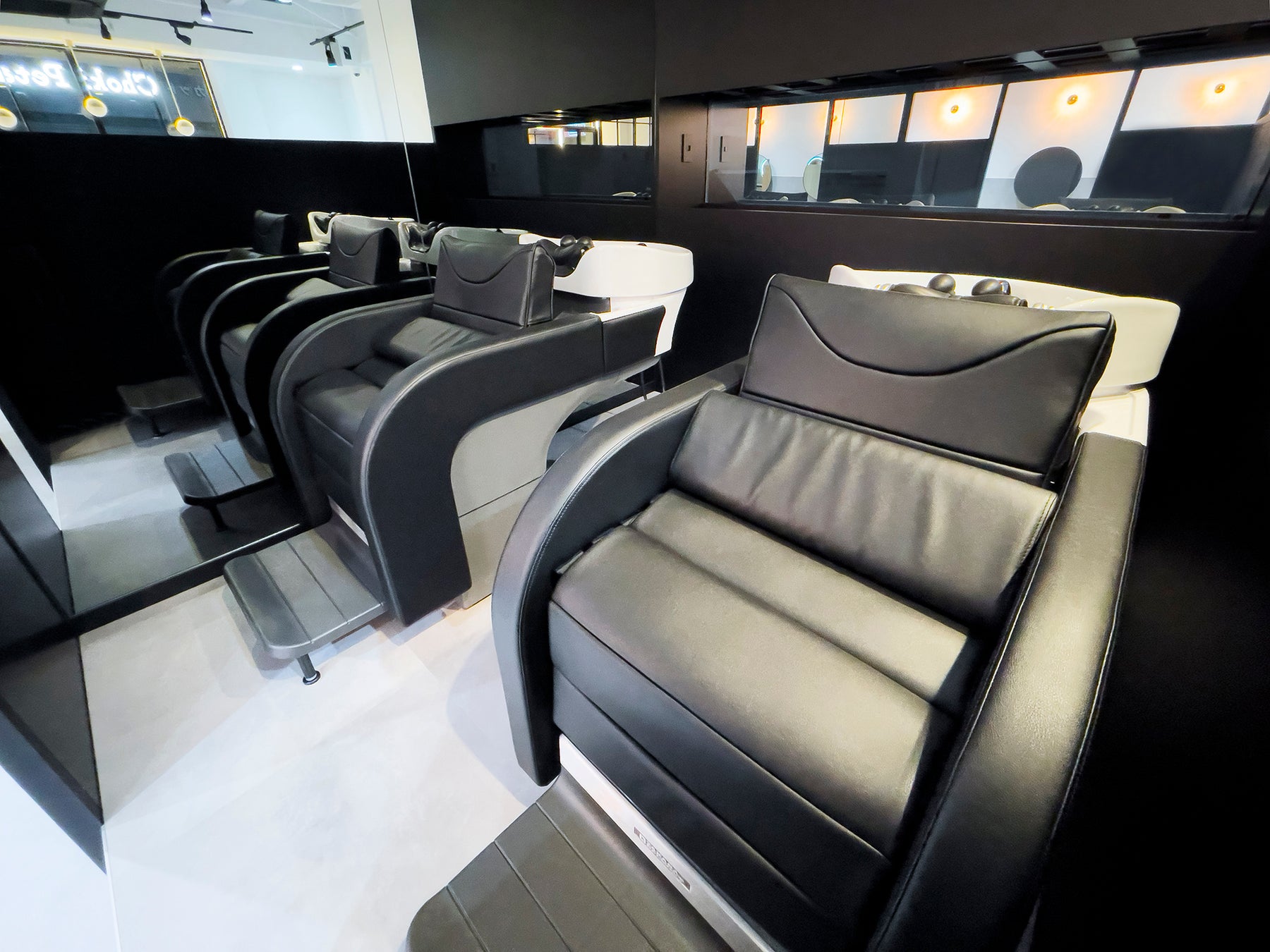 バックシャンプー2台設置しており、スタッフの手でシャンプーいたします