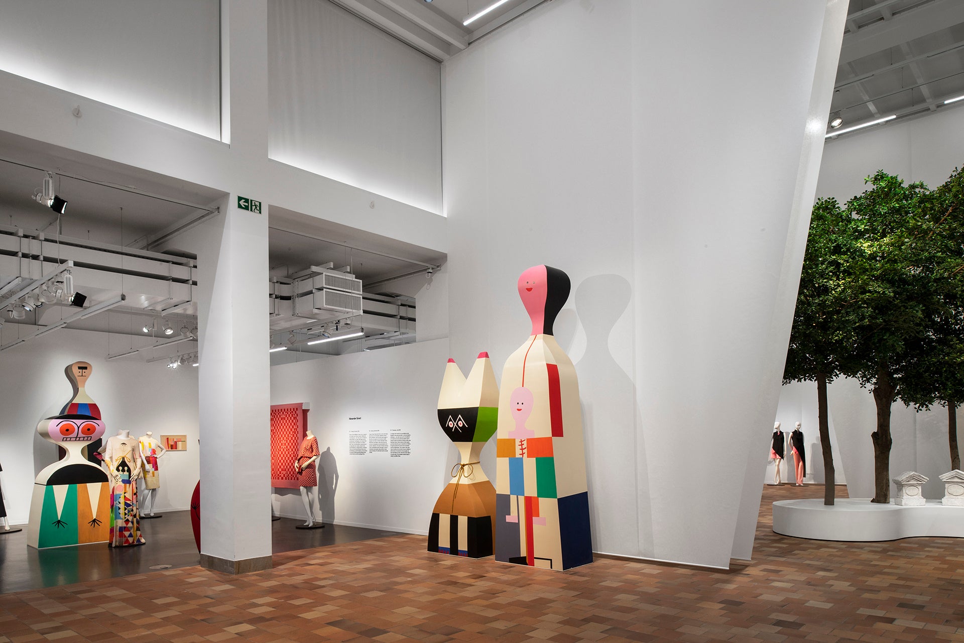 各テーマを仕切るのはアクリスのコードのひとつでもある“トラぺゾイド（台形）”