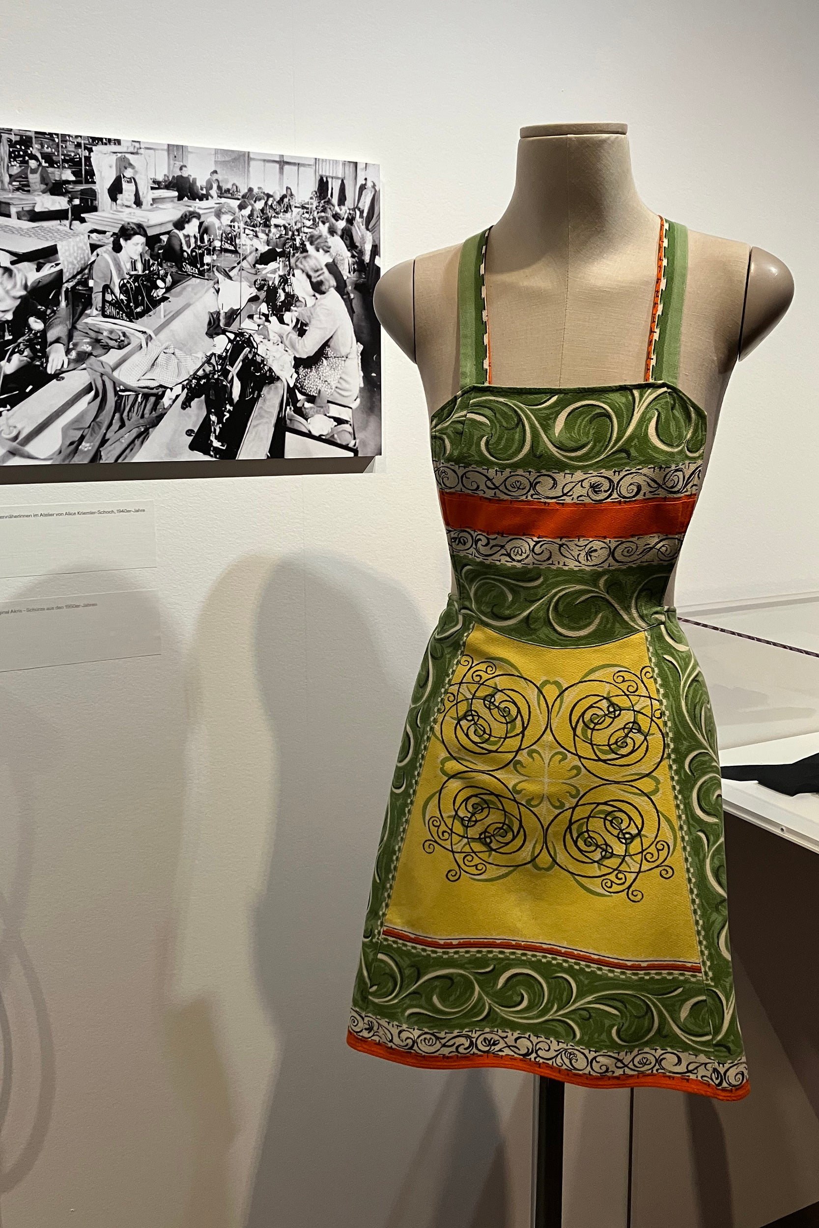 エプロンを作っていた頃のアトリエと当時のエプロン