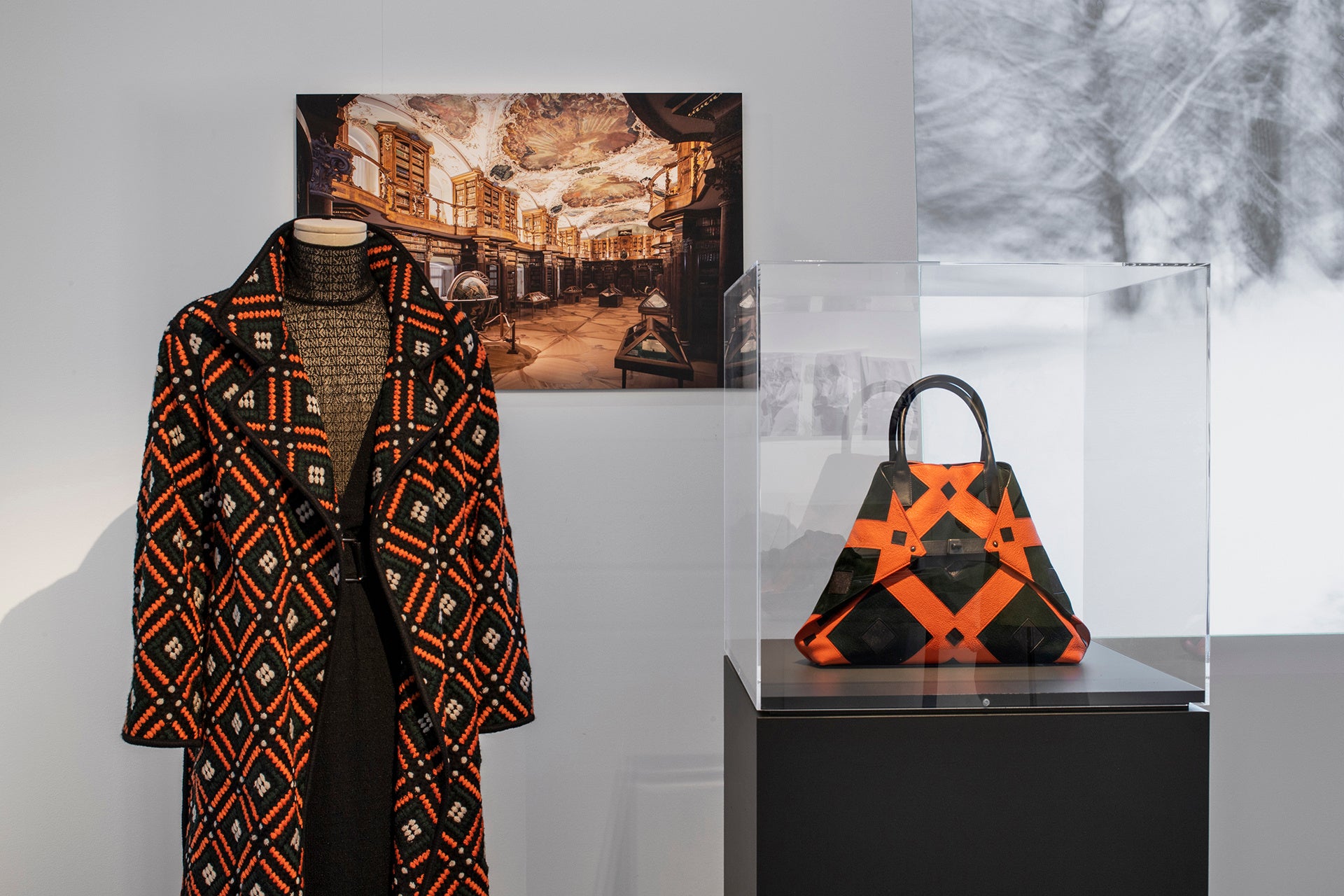 モザイクタイルが美しいザンクト・ガレンの建築物の屋根をモチーフにしたAiバッグとエンブロイダリー（刺繍）のコート