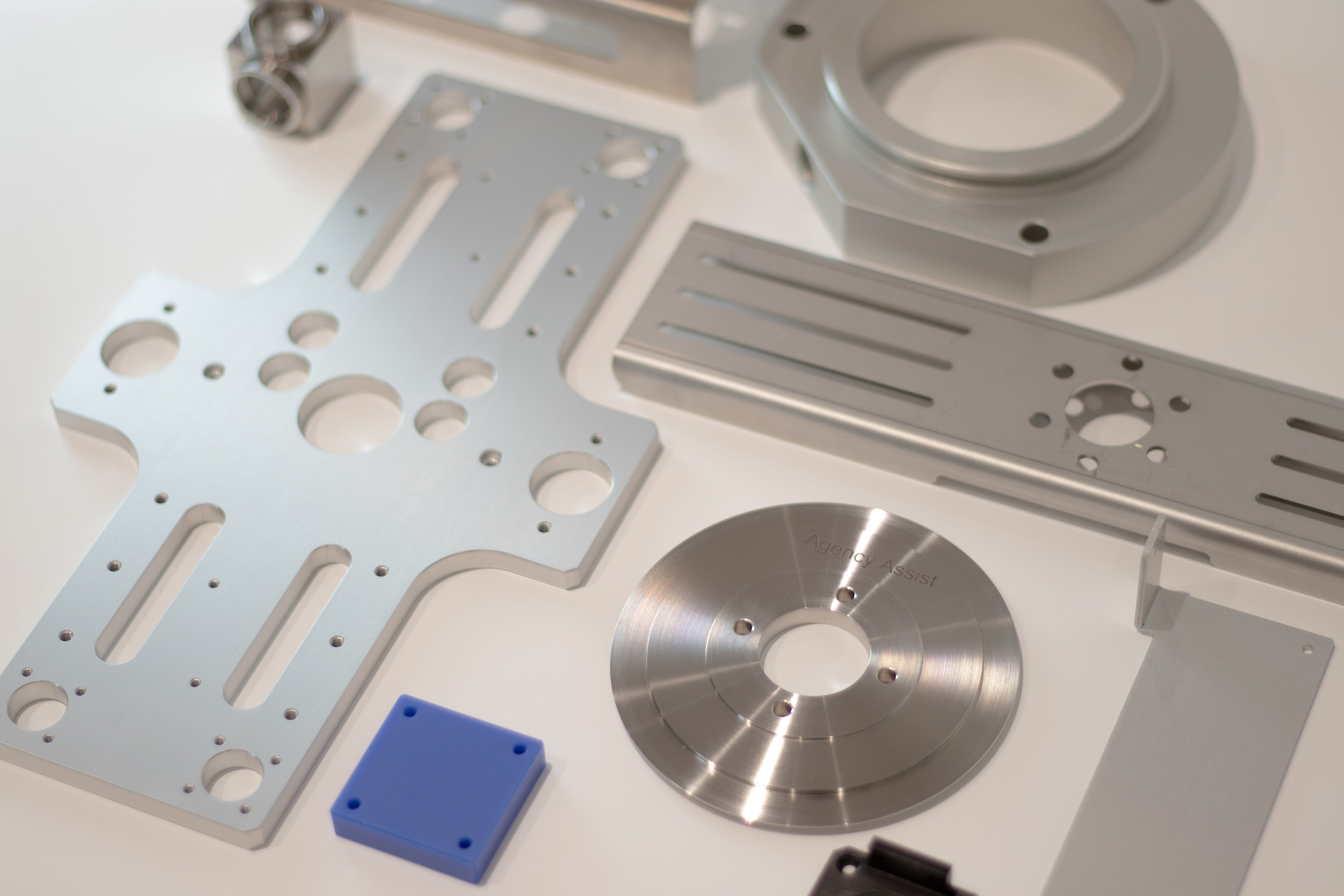 フライス、旋盤、板金、樹脂切削など幅広い加工・材質に対応