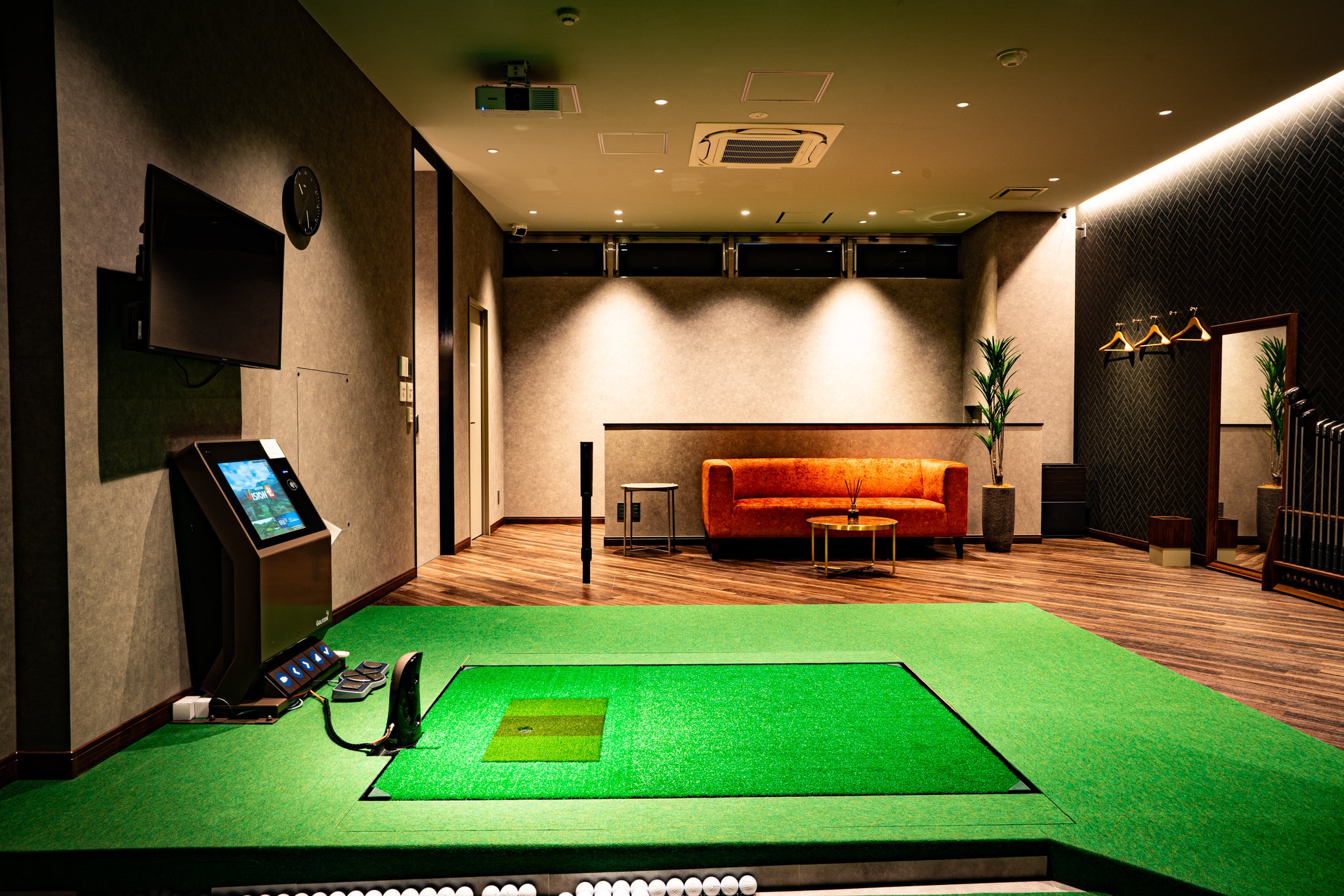 複数人でもゆったり寛ぎながらゴルフを楽しめる空間