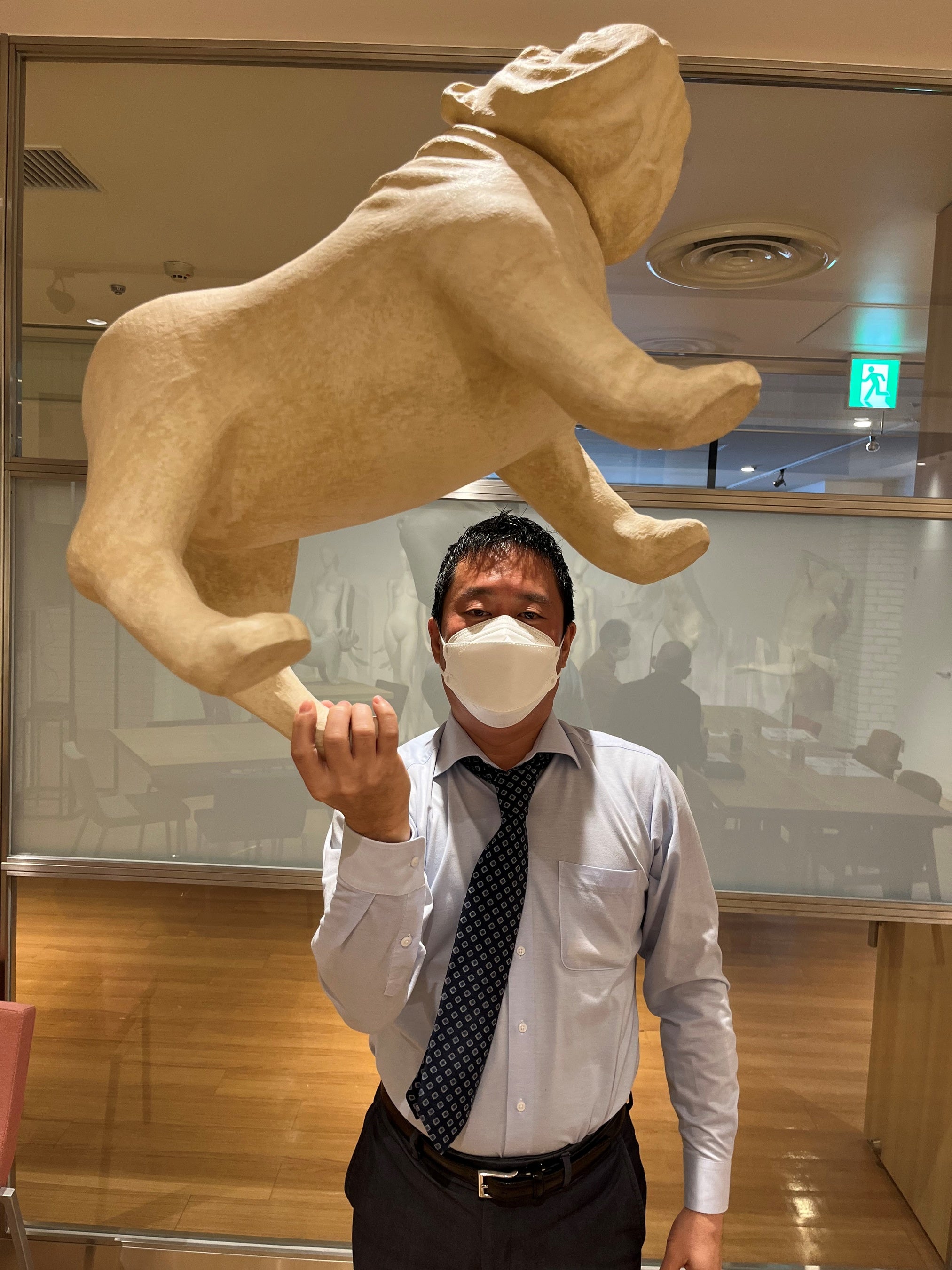 片手で持っている様子