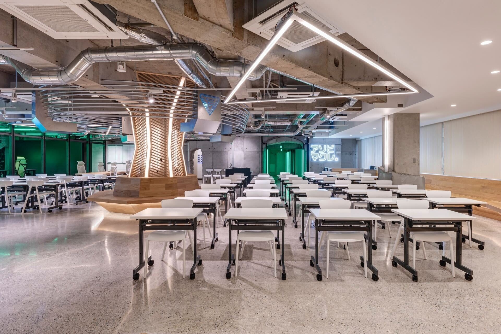 近未来感満載の校舎で最高の学びを