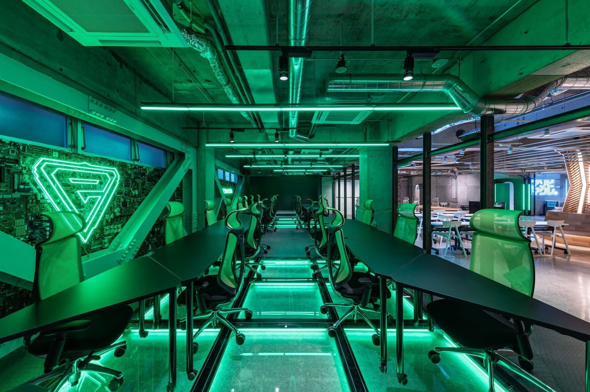 ハイスペックゲーミングPCを1人1台使用できる環境