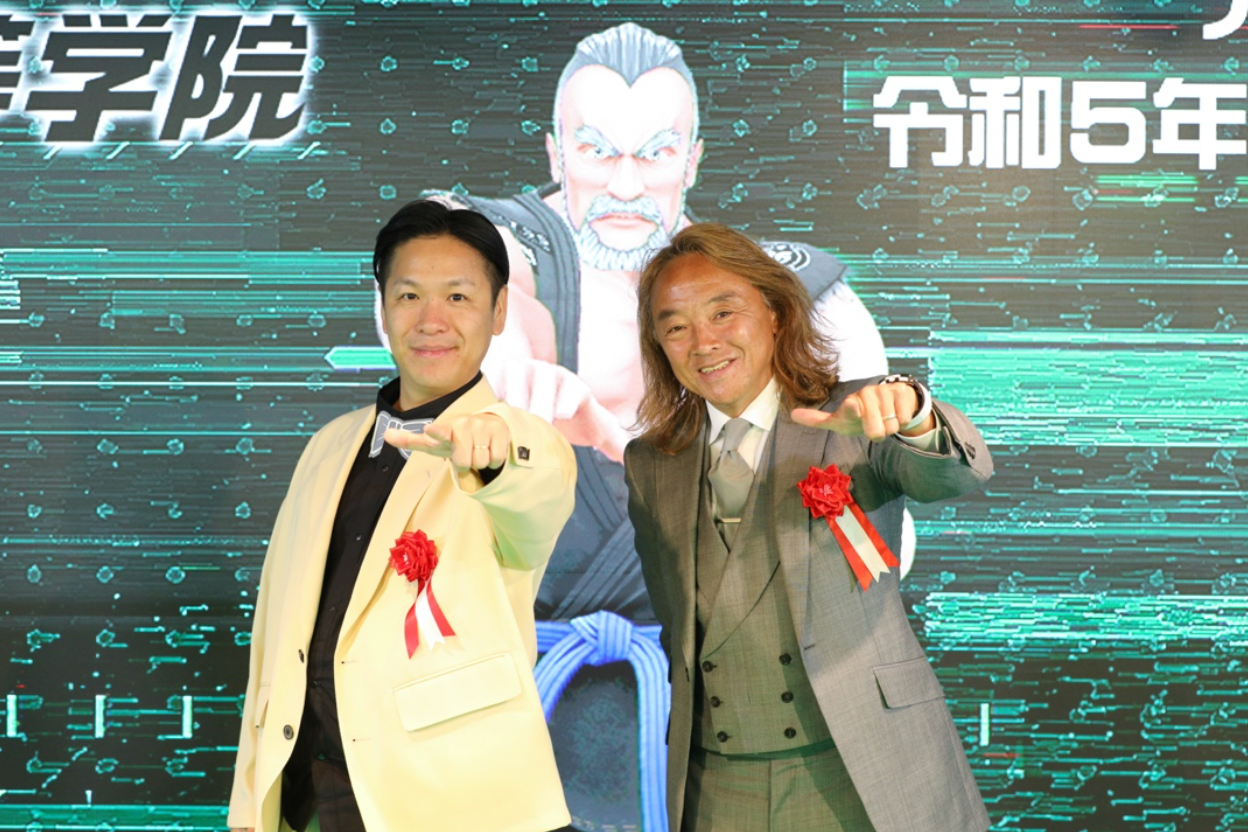 4月12日に先行して開催されたeスポーツ高等学院 ナゴヤeスタジアムでの超入学式＆開校式。 eスポ 学院長と共に、名誉学院長 北澤 豪氏とアンバサダーのはんにゃ.川島ofレジェンド氏。