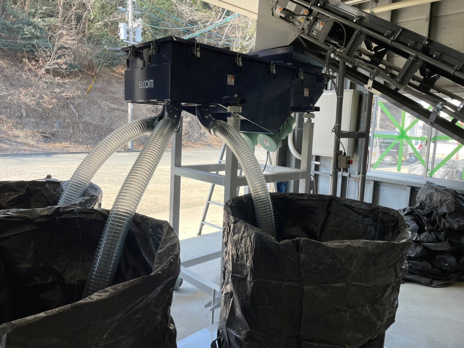 振動機を通して燃料チップのみをフレコンに貯留