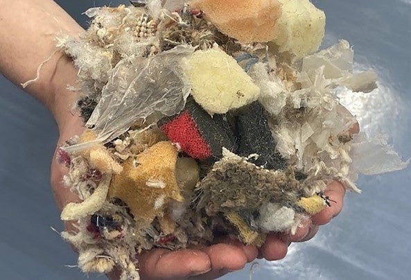 破砕されたカーペット・ふとん