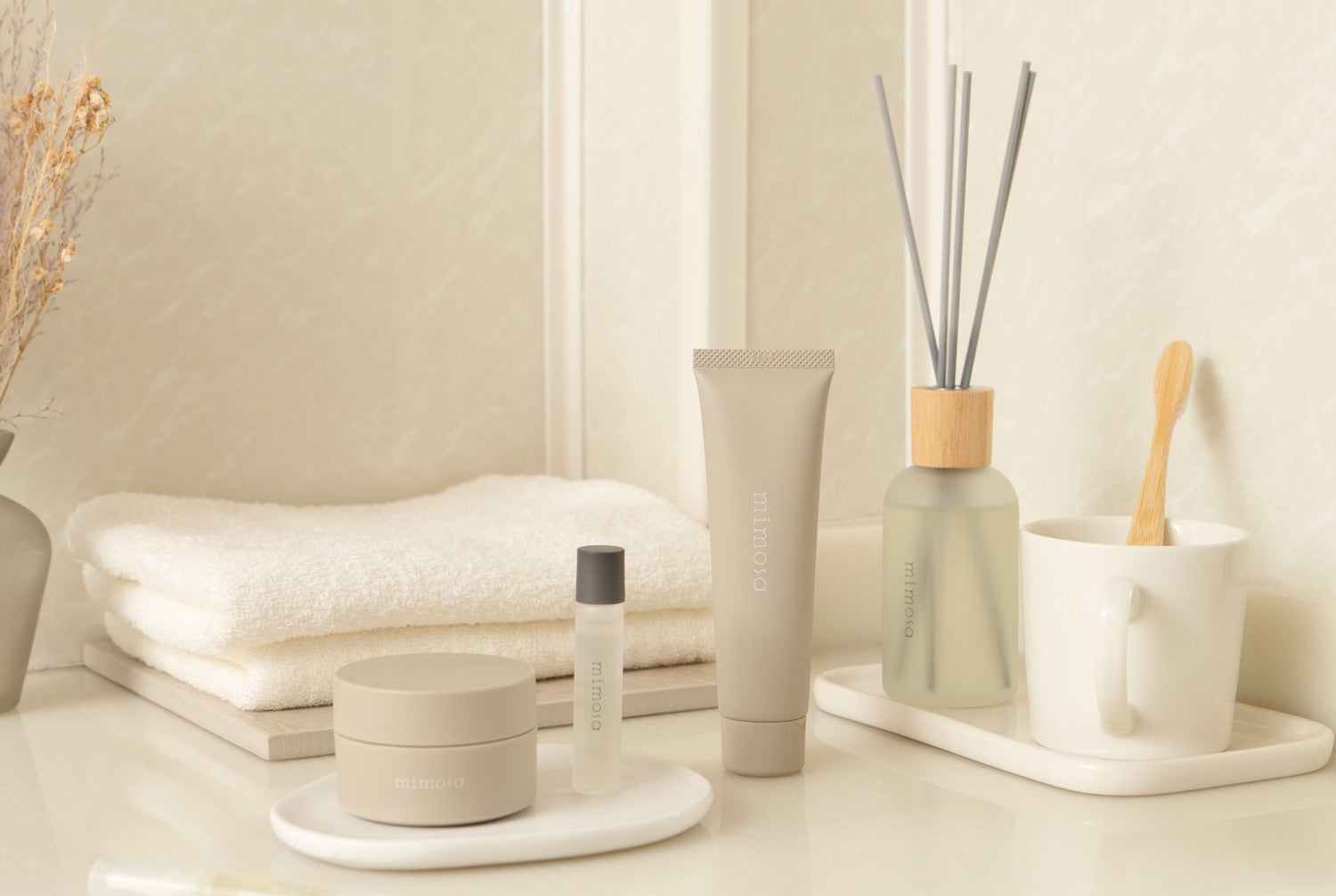 左からボディー＆ヘアバーム、ロールオンフレグランス、シアバターハンドクリーム、リードディフューザー