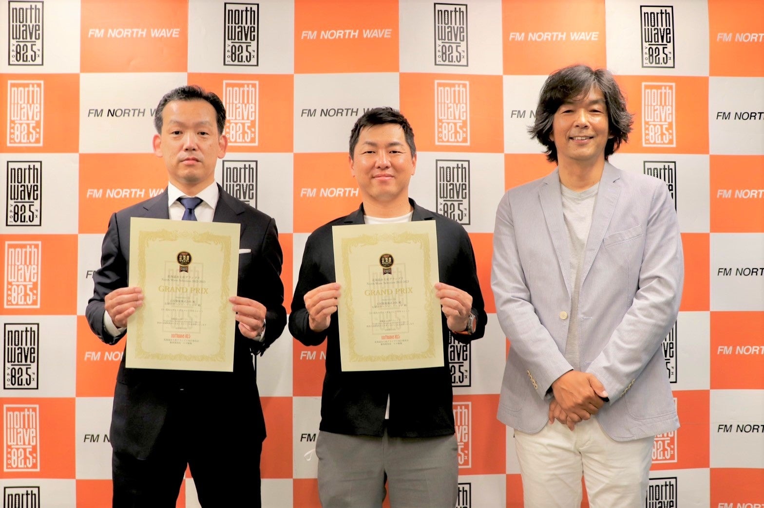 左より「有限会社ペシェ・ミニョン」三觜様、「石屋製菓株式会社」石水様、FMノースウェーブDJヒロ福地