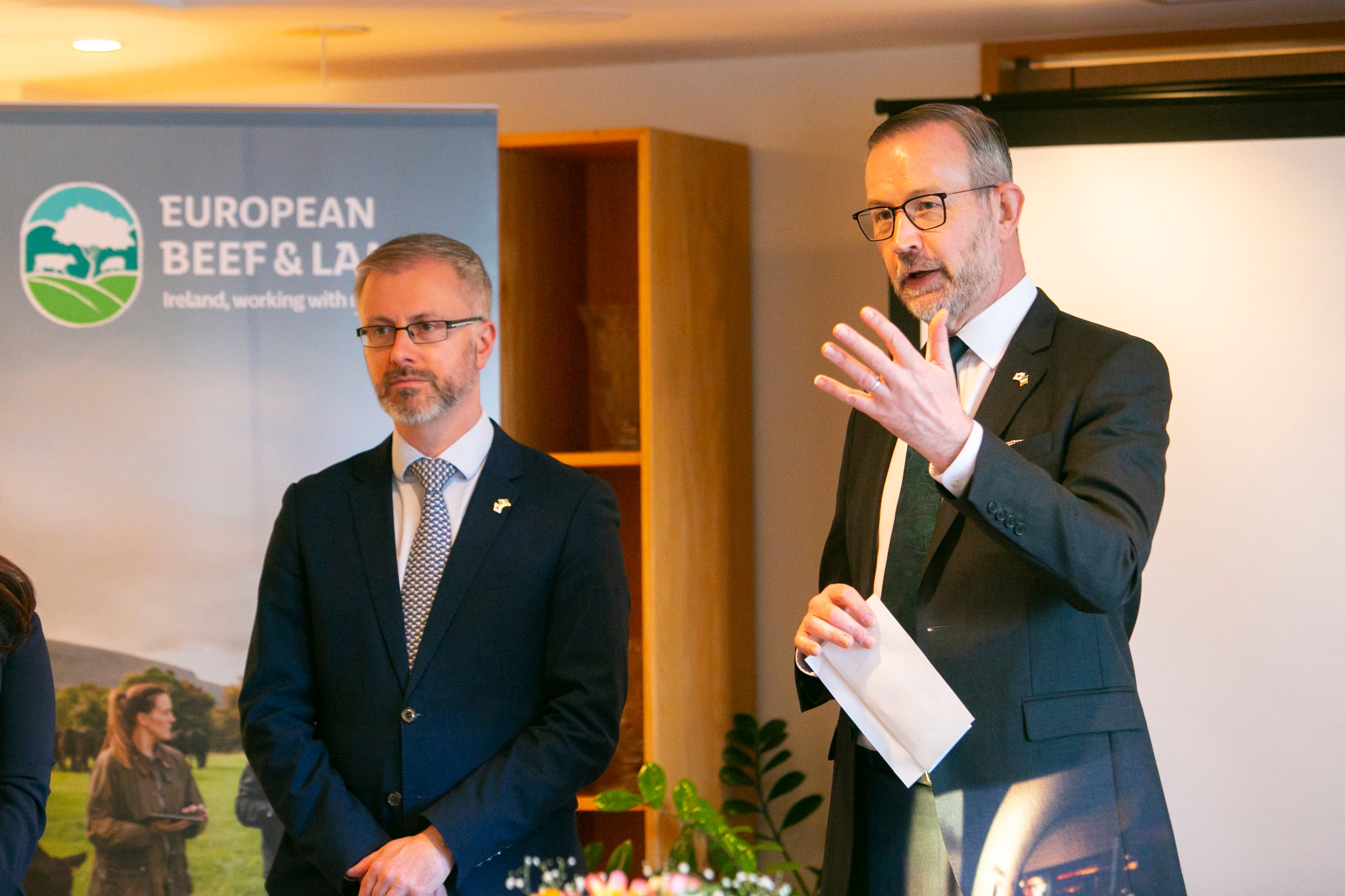 オゴーマン大臣（左）、コール大使（右）